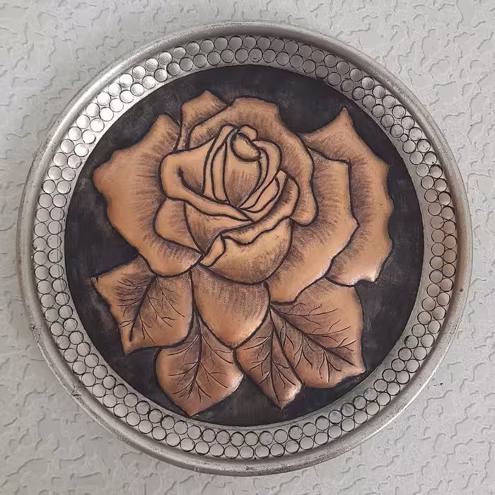 صنایع دستی قلمزنی گل رز  سینی مسی قطر 15 سانتی دست ساز