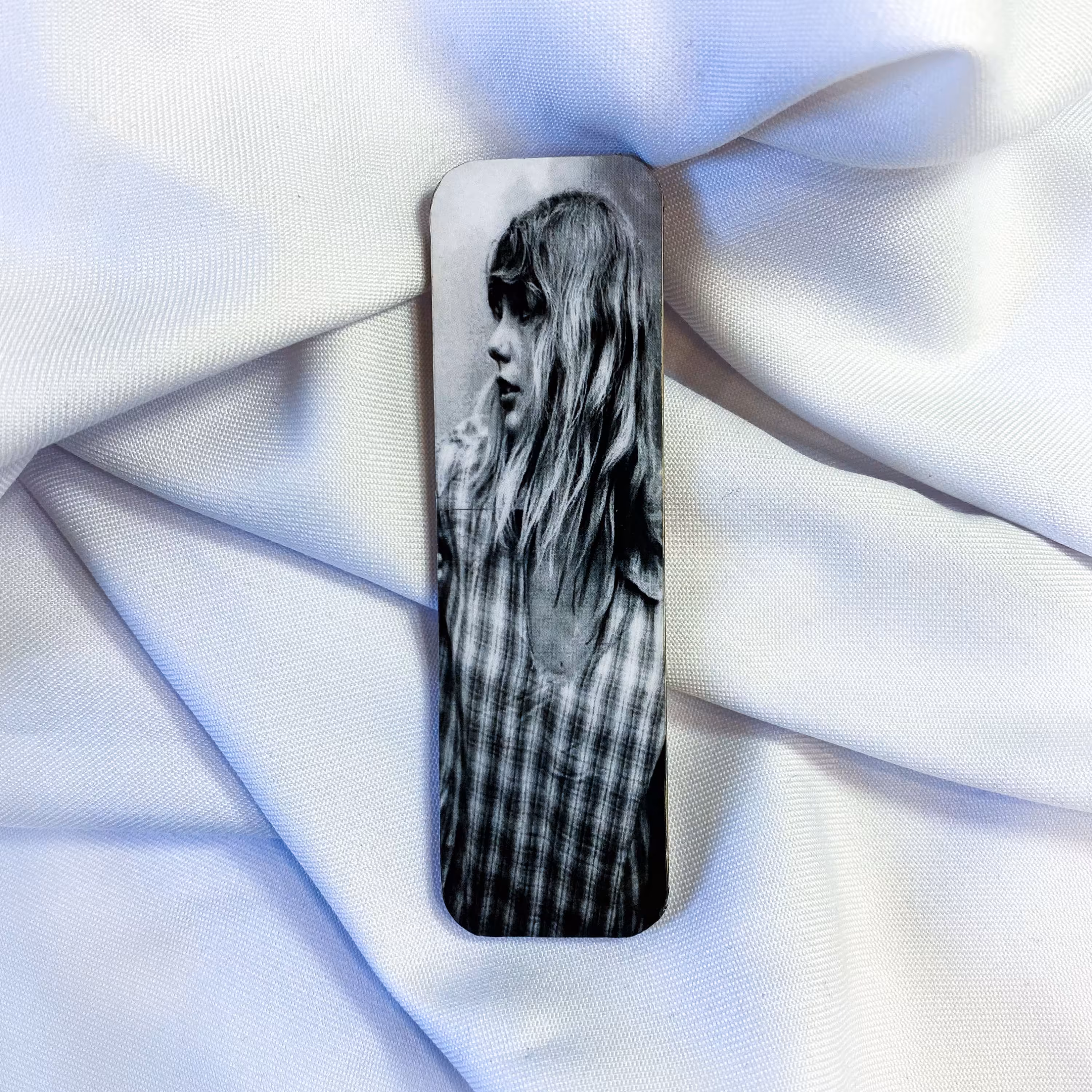 بوکمارک چوبی با طرح تیلور سوییفت از البوم فولکلور