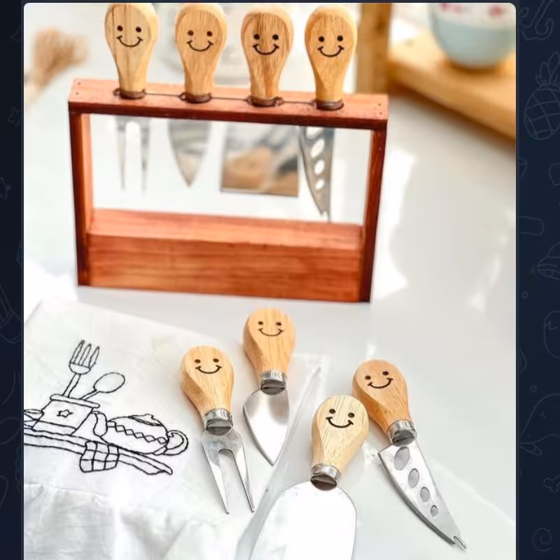 کارد چوبی صبحانه خوری با استند اکسسوری آشپزخانه و جهیزیه عروس طرح لبخند کیفیت عالی کیفیت عالی به قیمت تولیدی