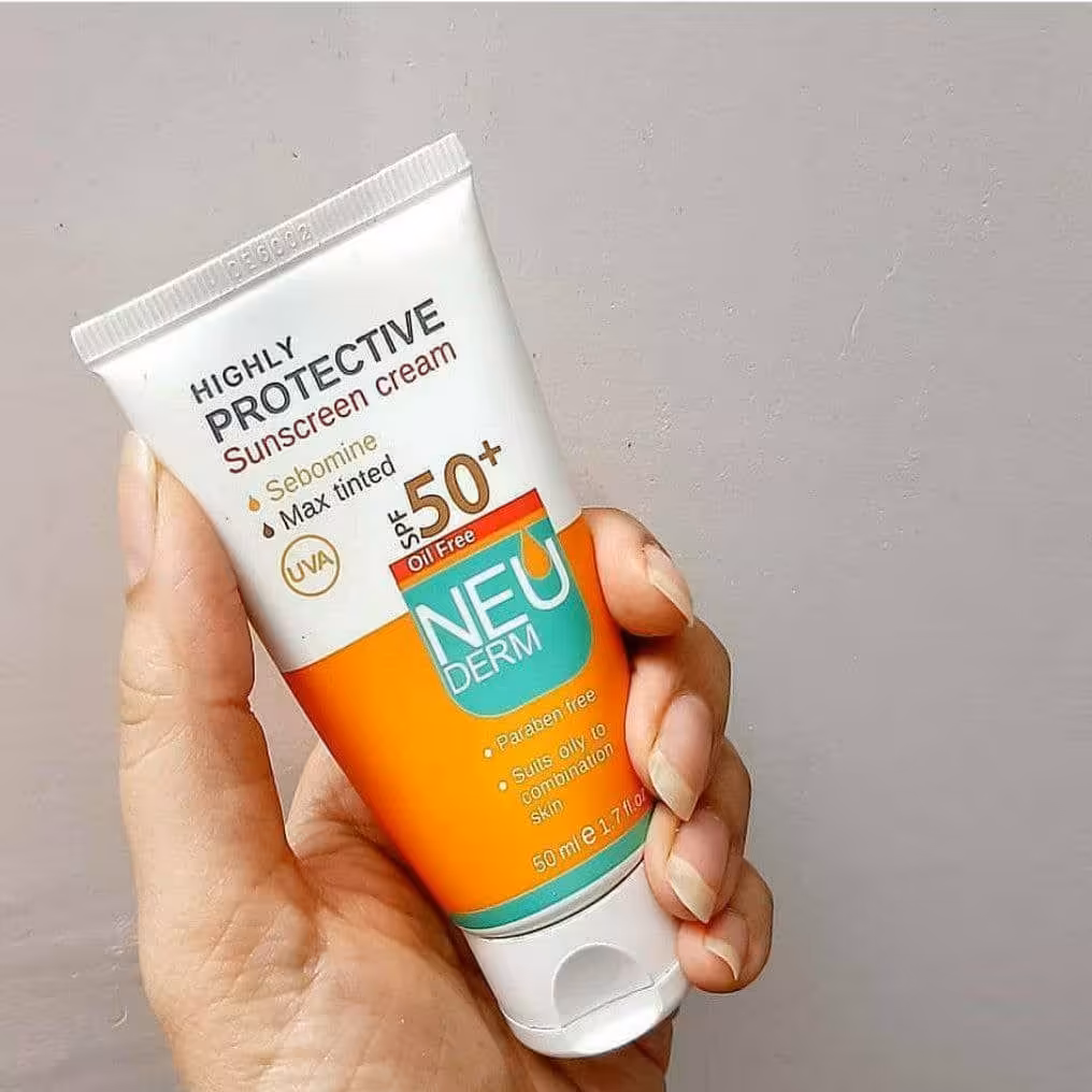 کرم ضدآفتاب فاقد چربی رنگی تیره نئودرم SPF50