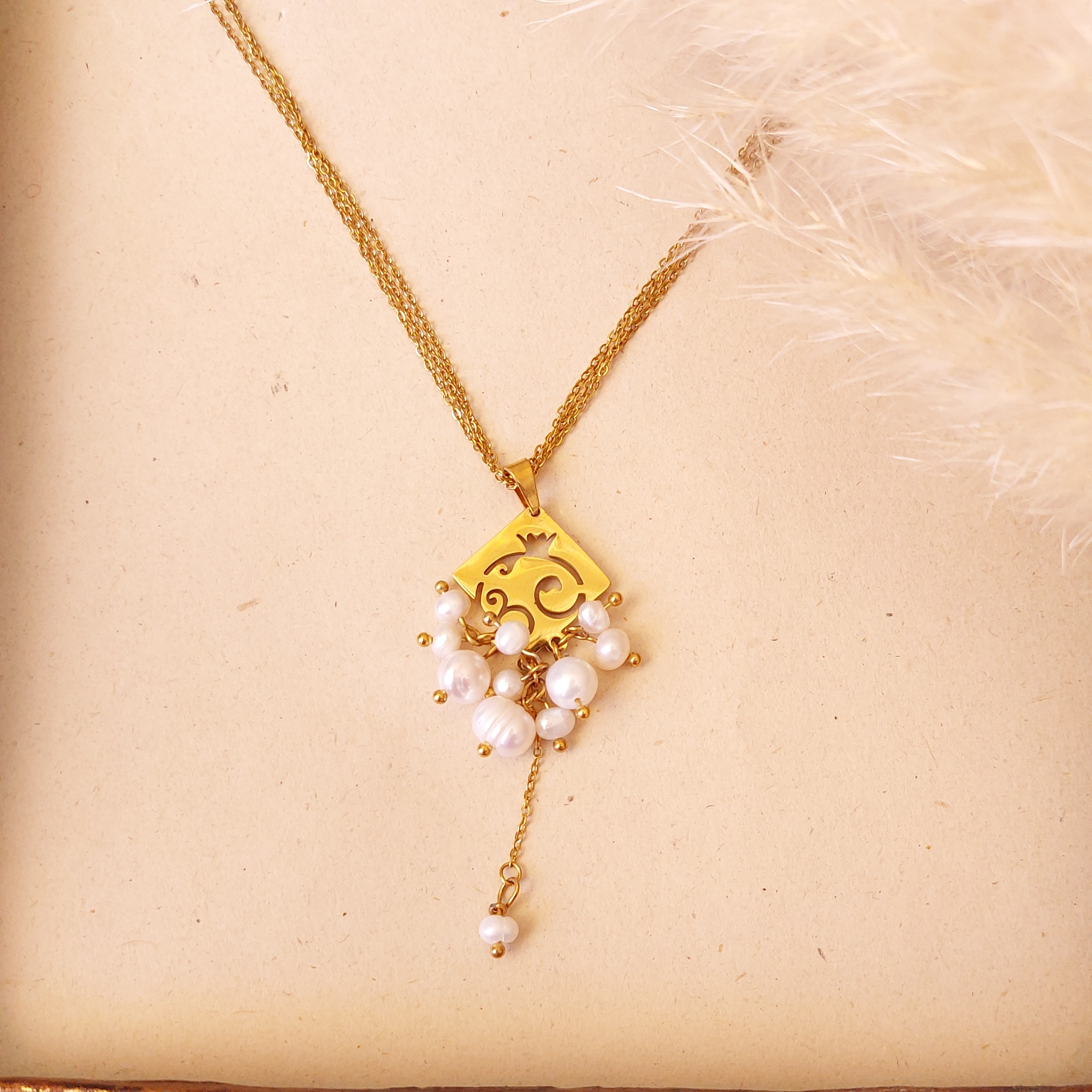 گردنبند استیل طلایی رنگ ثابت و بدون حساسیت همراه  با مروارید پرورشی