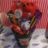 باکس کادویی سطل فانتزی همراه عروسک خرسی و شکلاتهای خارجی