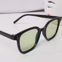 عینک آفتابی زنانه برند ucat لنز  uv400(عینک افتابی عینک دودی)