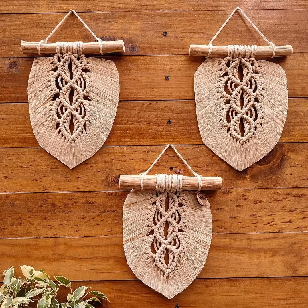 تک برگ مکرومه دکوراتیو با چوب درخت گردو سایز 30 سانت رنگبندی دلخواه