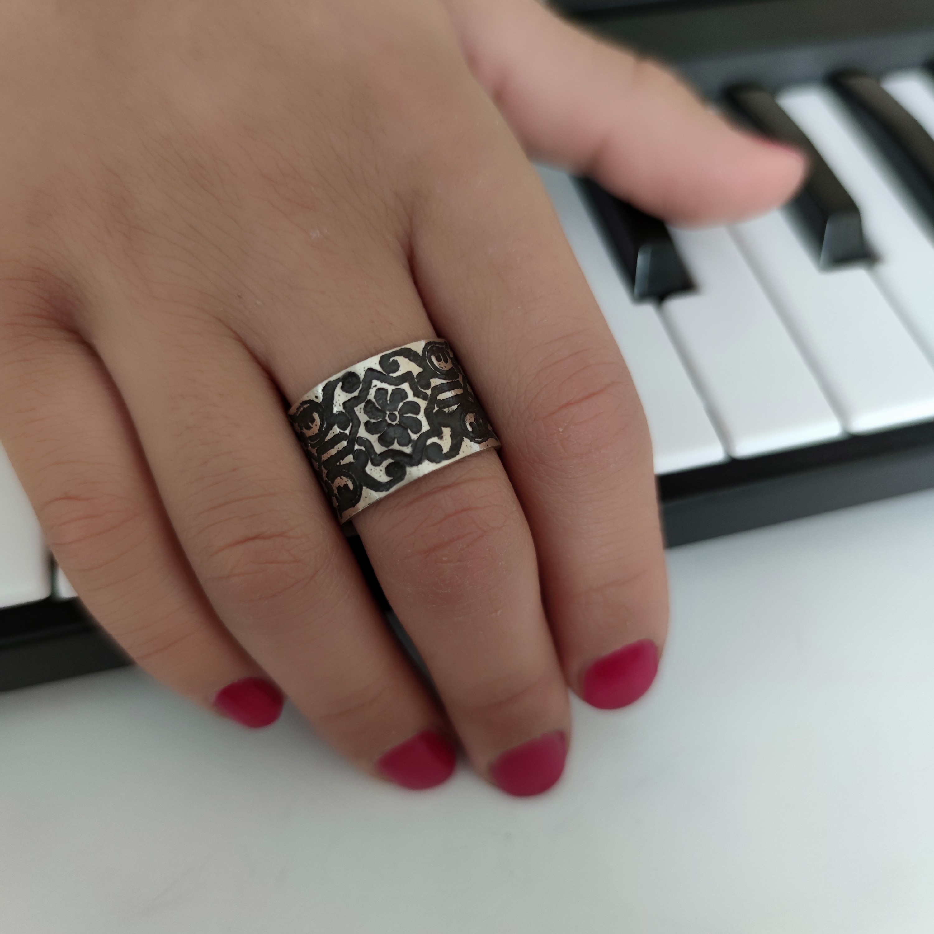 انگشتر نقره زنانه طرحدار حکاکی شده دستساز  وزن 4.95 عیار 925