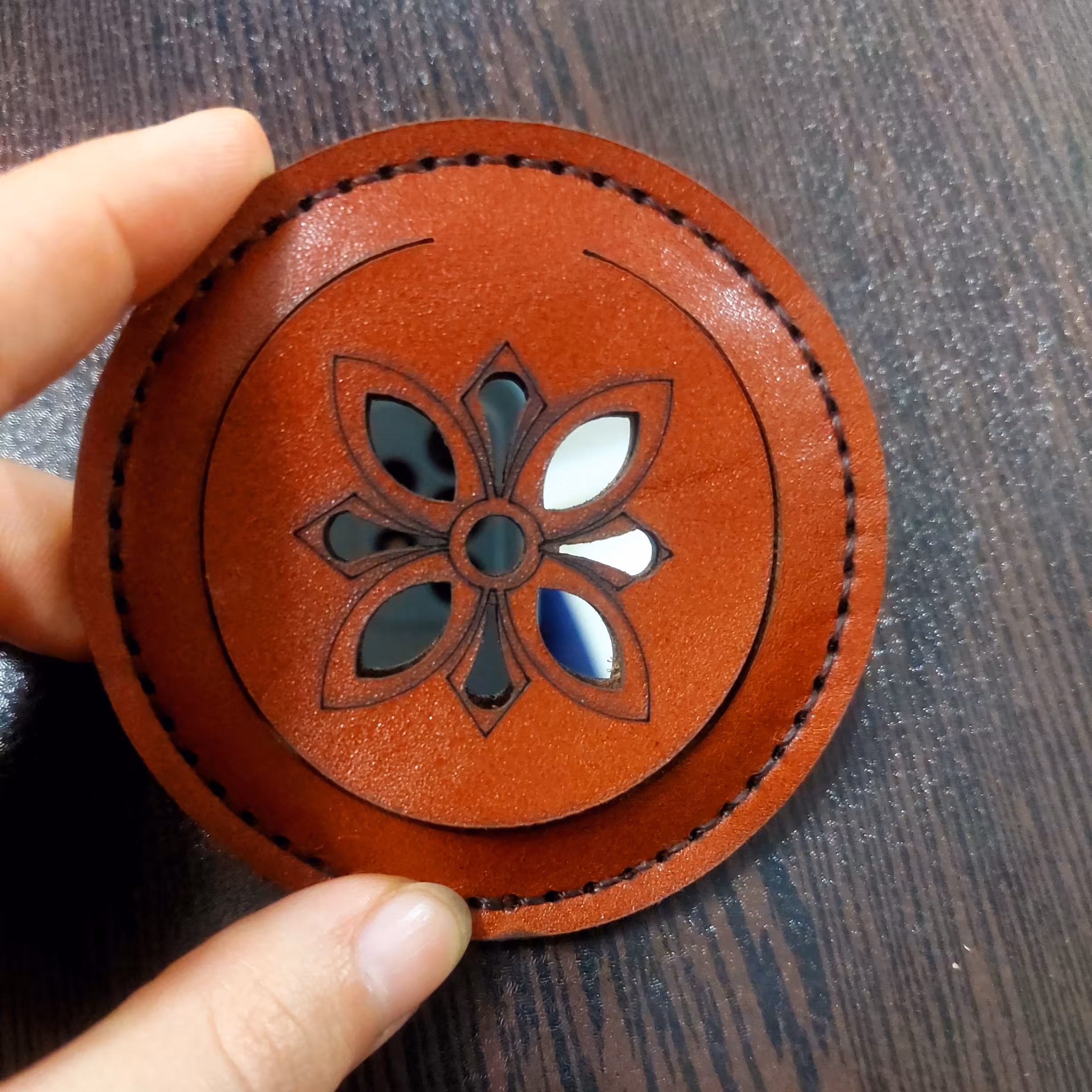 قاب آینه چرمی، رنگ عسلی اندازه متوسط