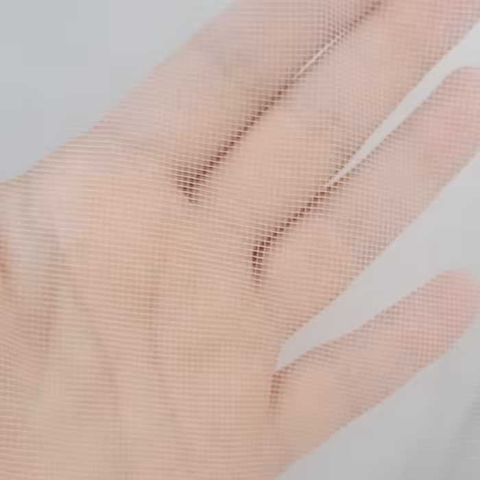 توری پشه بند عرض یک و نیم متر در رنگ سفید با منافذ بسیار ریز