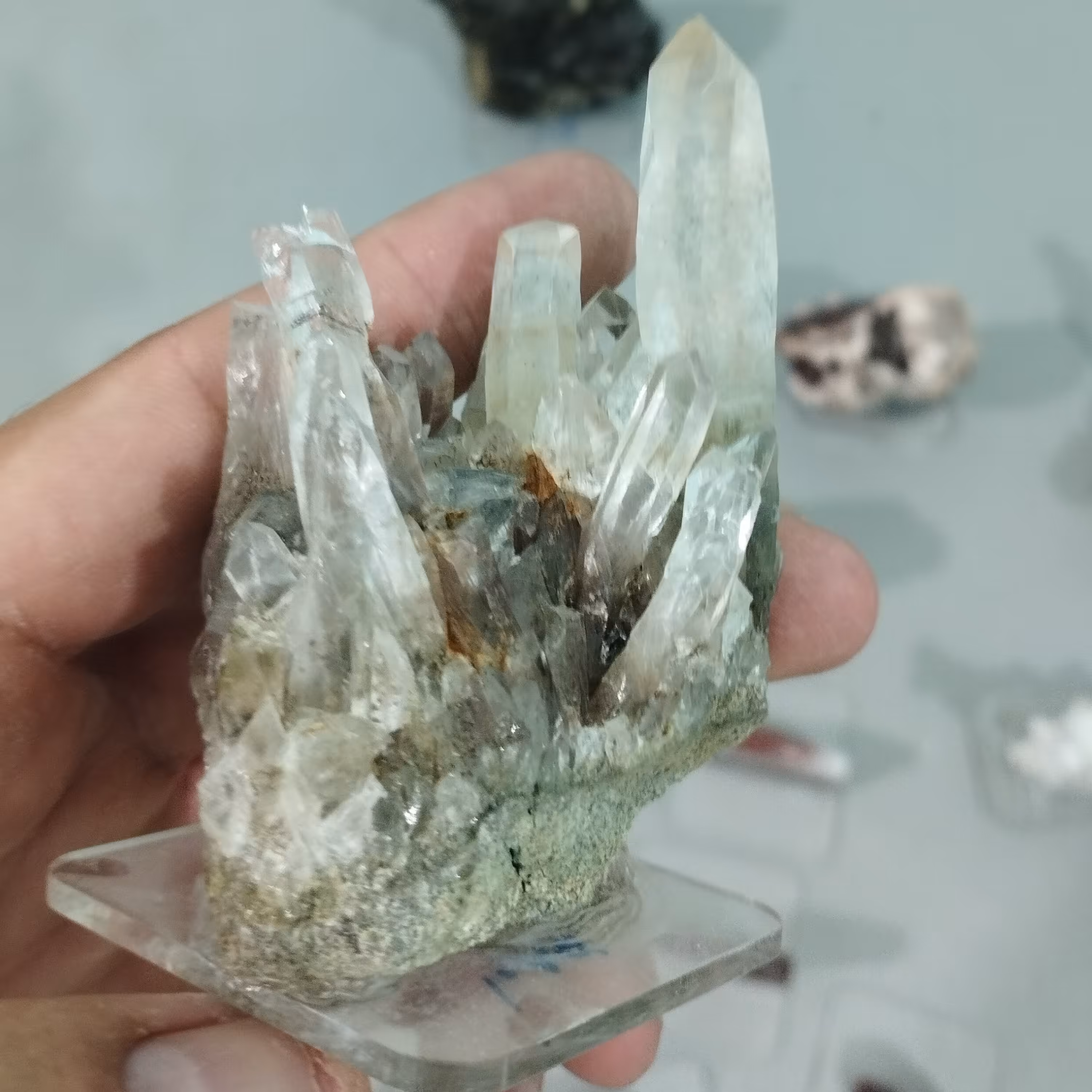 گوهر سنگ کلکسیونی کلاستر کوارتز تجمعی قد 8سانتیمتر پهنا 6سانتیمتر پایه دار 