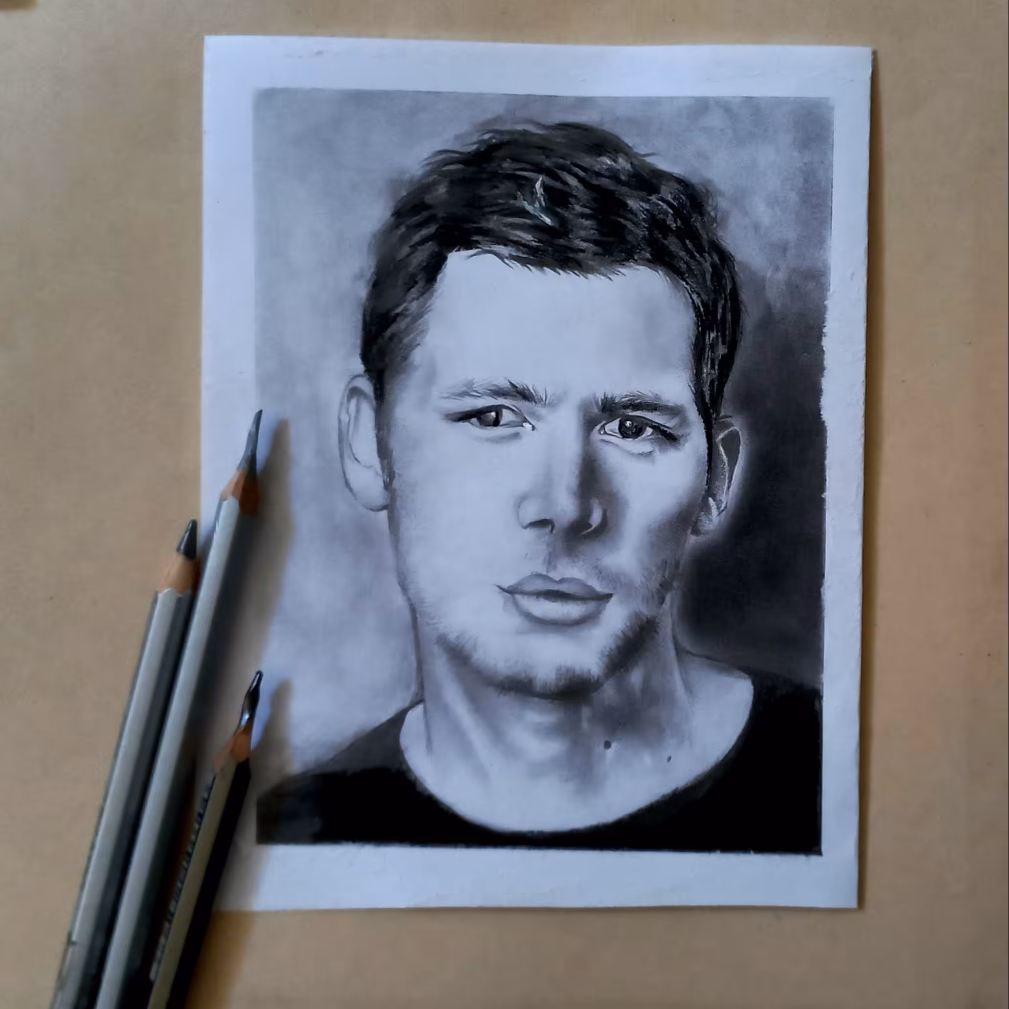 طراحی چهره سیاه قلم در  ابعاد مختلف 