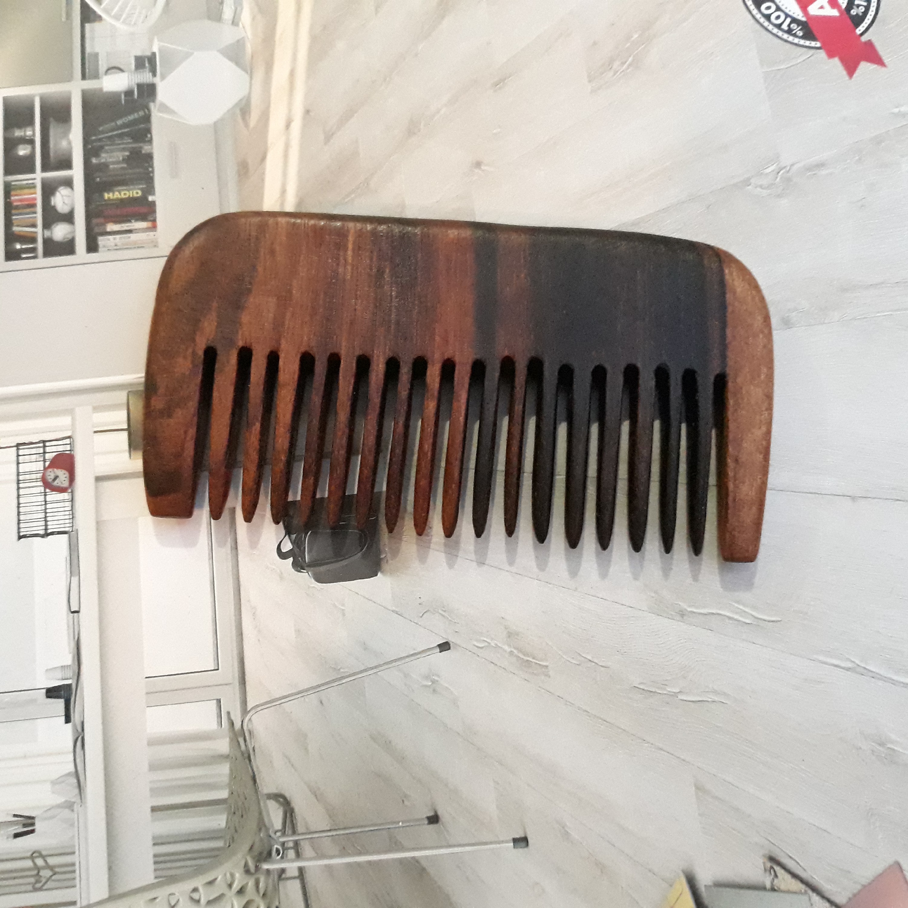 شانه چوبی جیبی دستساز گردو یک تکه دندانه ریز فاصله دندانه ها2میل و دندانه ها3 میل ده سانت قطر هشت میل چوبکده بید سفید