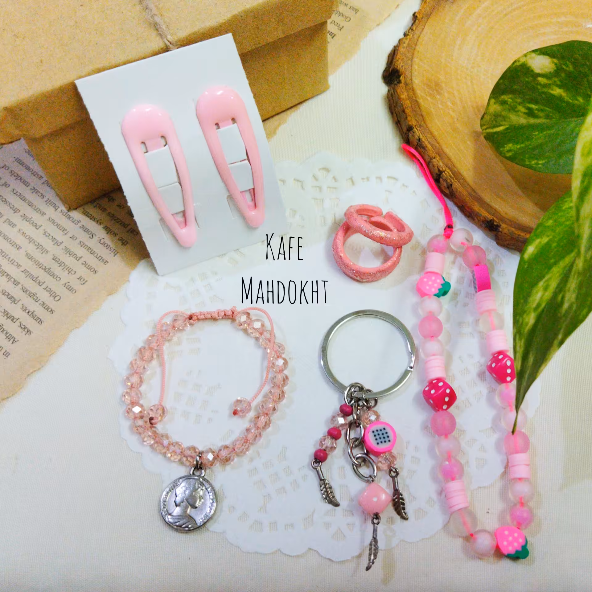 پک صورتی اکسسوری های دستساز  ،شامل جاکلیدی، انگشترچانکی،دستبند کریستالی،آویز موبایل،گیره تق تقی