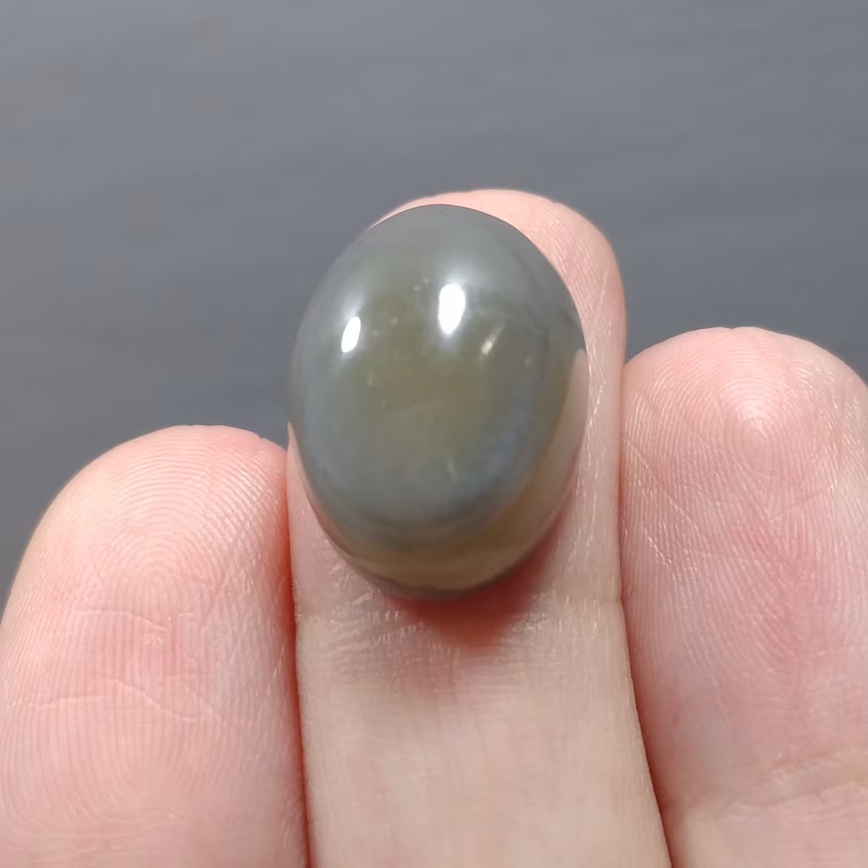 نگین سنگ عقیق سلیمانی تقریبا 3 گرمی با ابعاد تقریبی 1 و نیم در 1 سانتی متر کدn0062