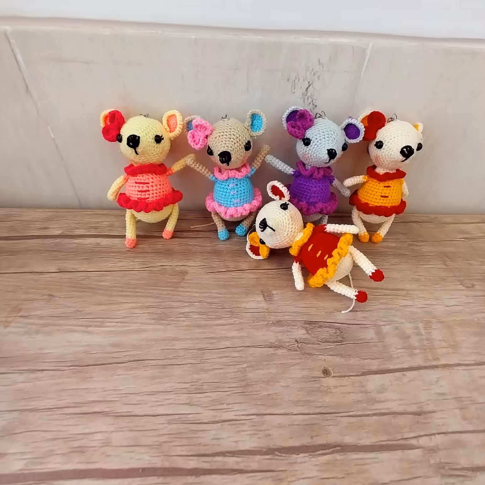 آویز موش های بامزه قابل بافت در رنگ های مختلف و قابل بافت با دامن و یا شلوارک 