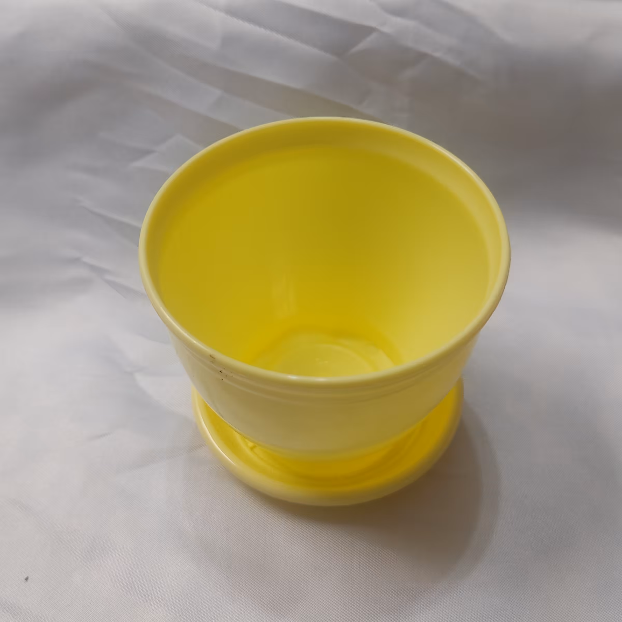 گلدان پلاستیکی مدل کلاسیک سایز 10 رنگ شیری با زیرگلدانی