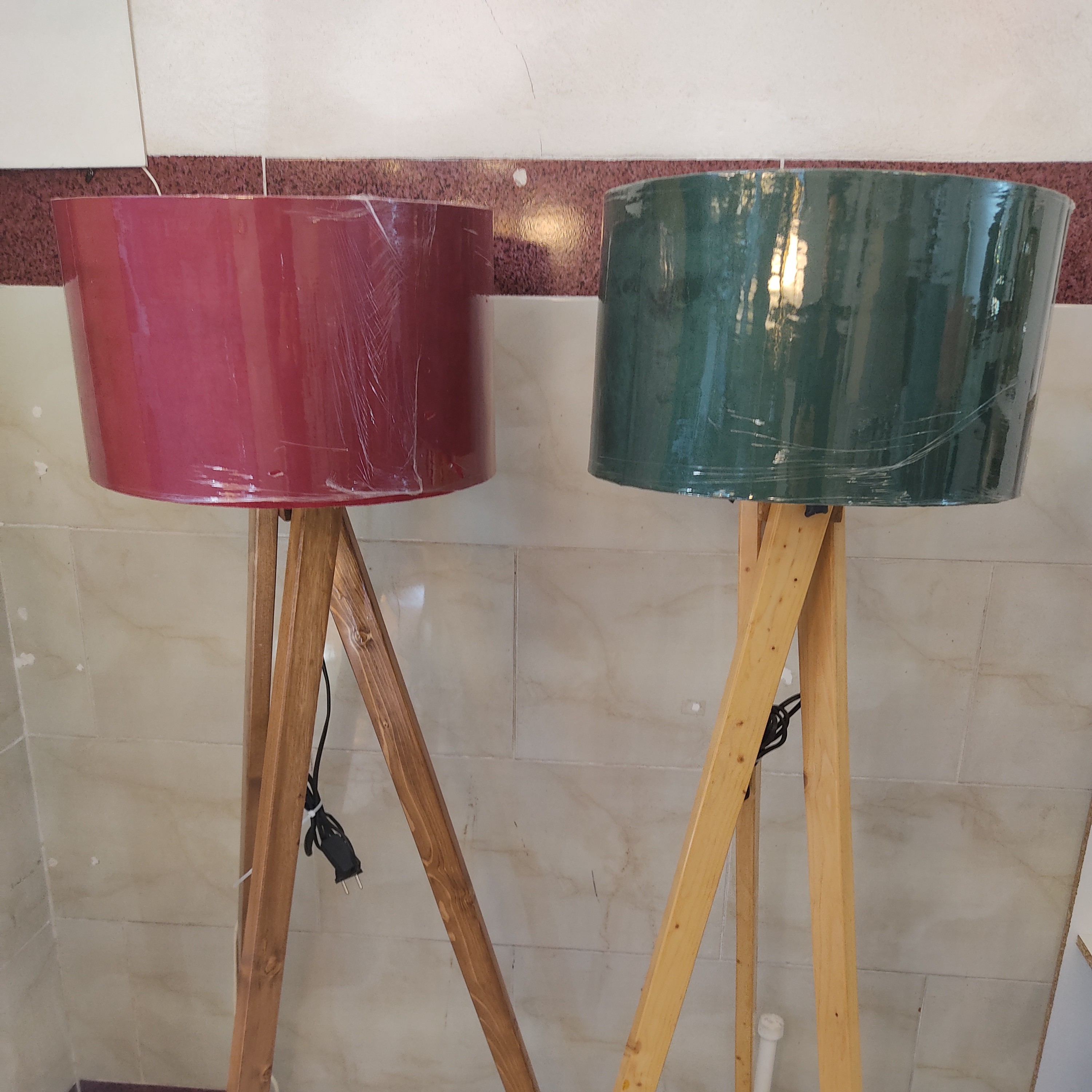 آباژور سه پایه چوبی با شلف