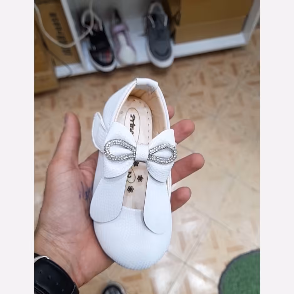 کفش دخترانه بچگانه  رنگ سفید زیره نرم1 اسپرت و مجلسی(ارسال رایگان) سایزبندی 25 موجود