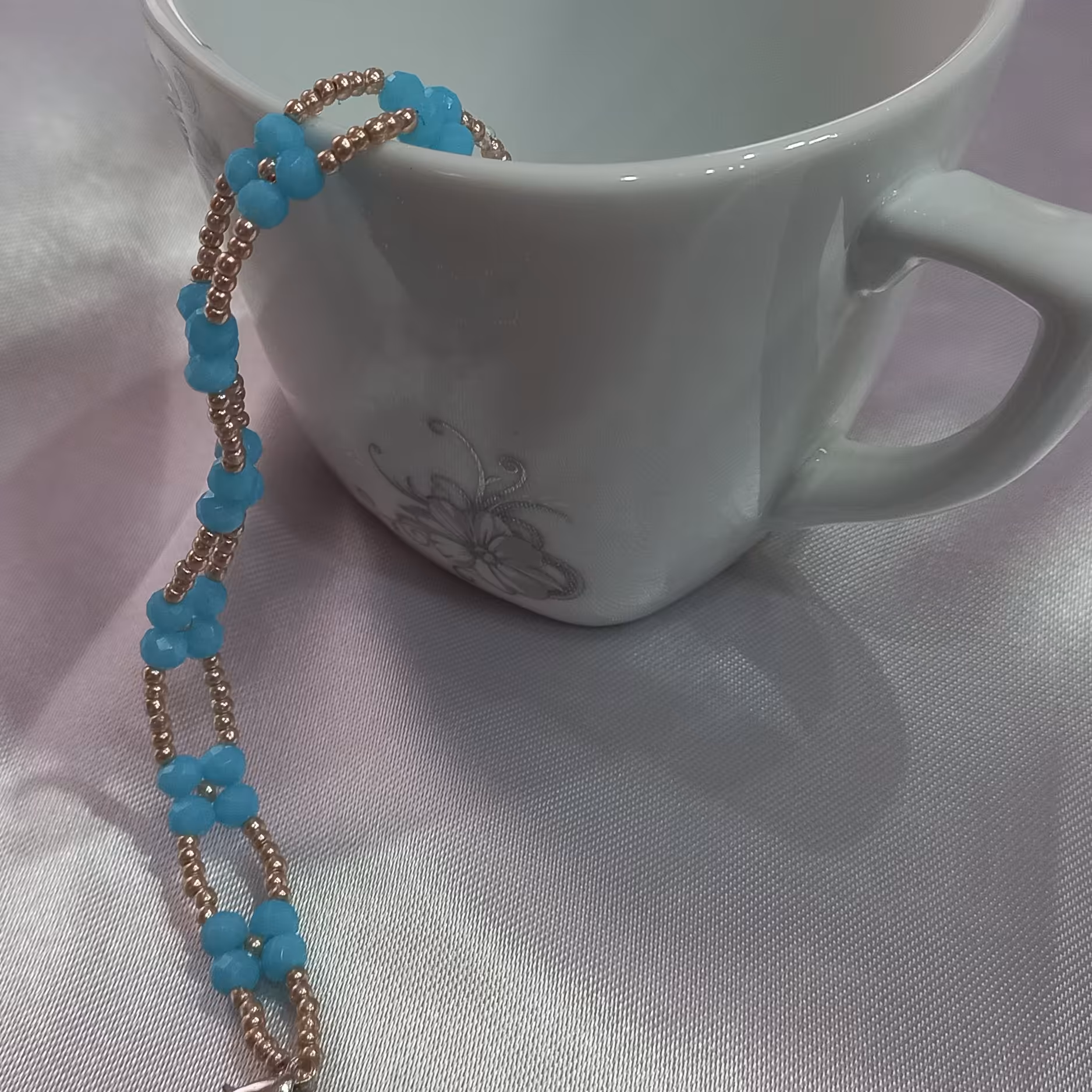 دستبند آبی با منجوق طلایی