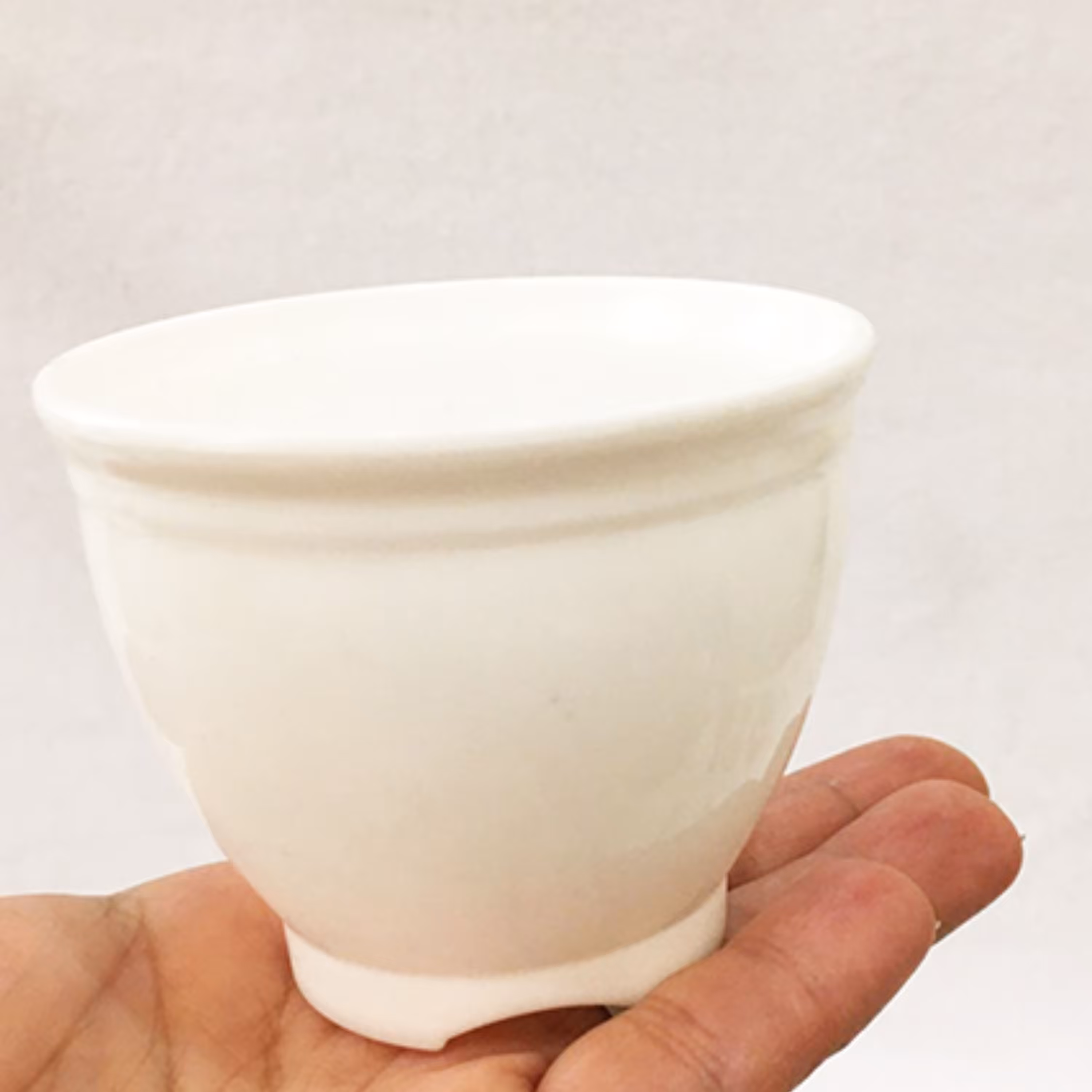 گلدان پلاستیکی رنگ سفید قطر 7 و ارتفاع 6 سانتی متر بسته 3 عددی