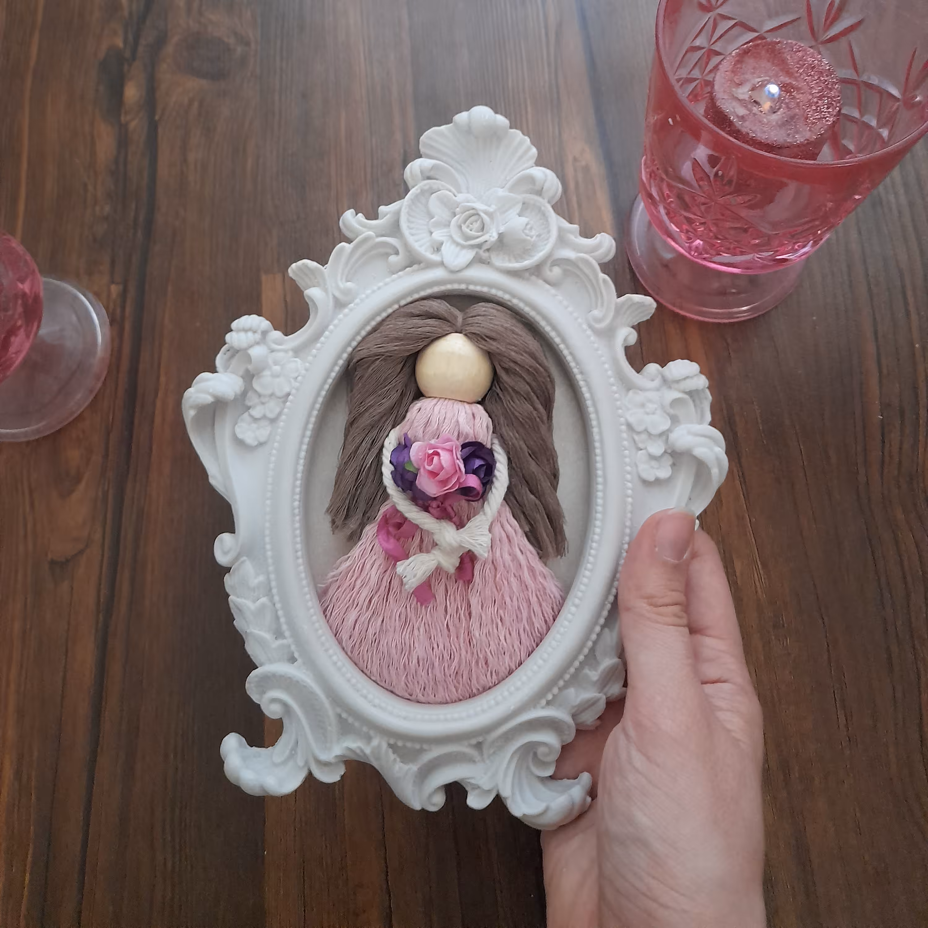 فرشته مکرومه در قاب گچی