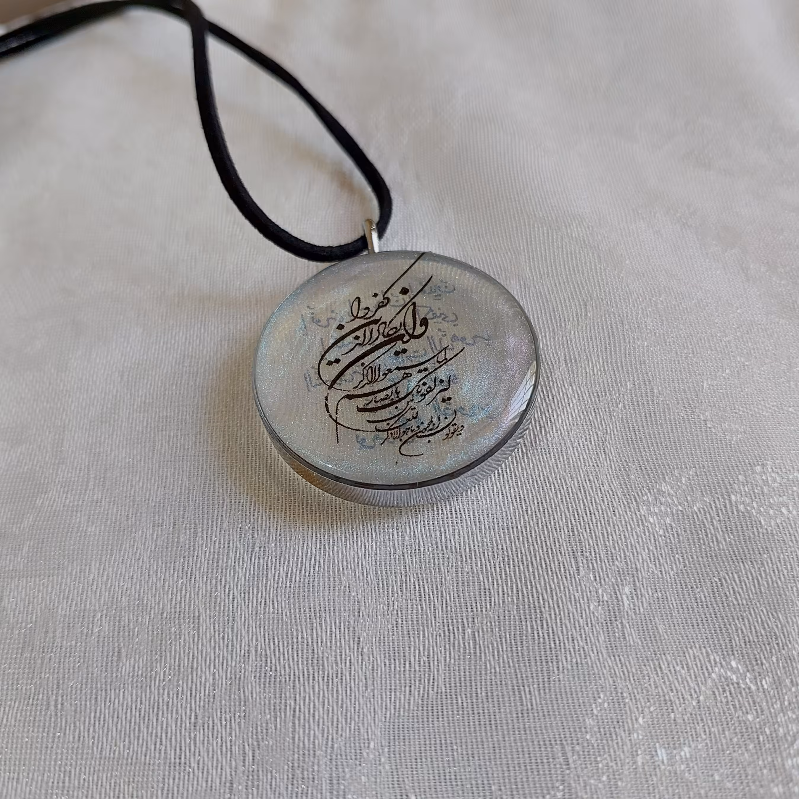 آویز ماشین رزینی مزین به وان یکاد و حرز امام جواد(ع) قاب استیل رنگ ثابت و بند چرمی