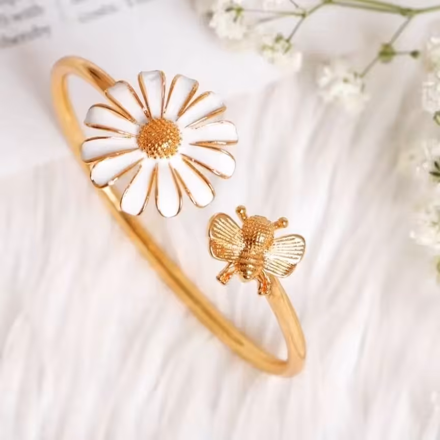 دستبند  بابونه و زنبور، رنگ ثابت و ضد حساسیت و آبکاری طلا 