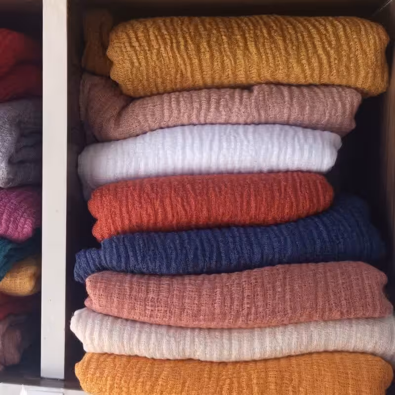 شال ببعی  سبک و پفکی و راحت  ایستایی کامل دارد  و پود نمیشود  پاییزه بسیار مناسب فصل رنگبندی زیبا سبک و لطیف و شیک 