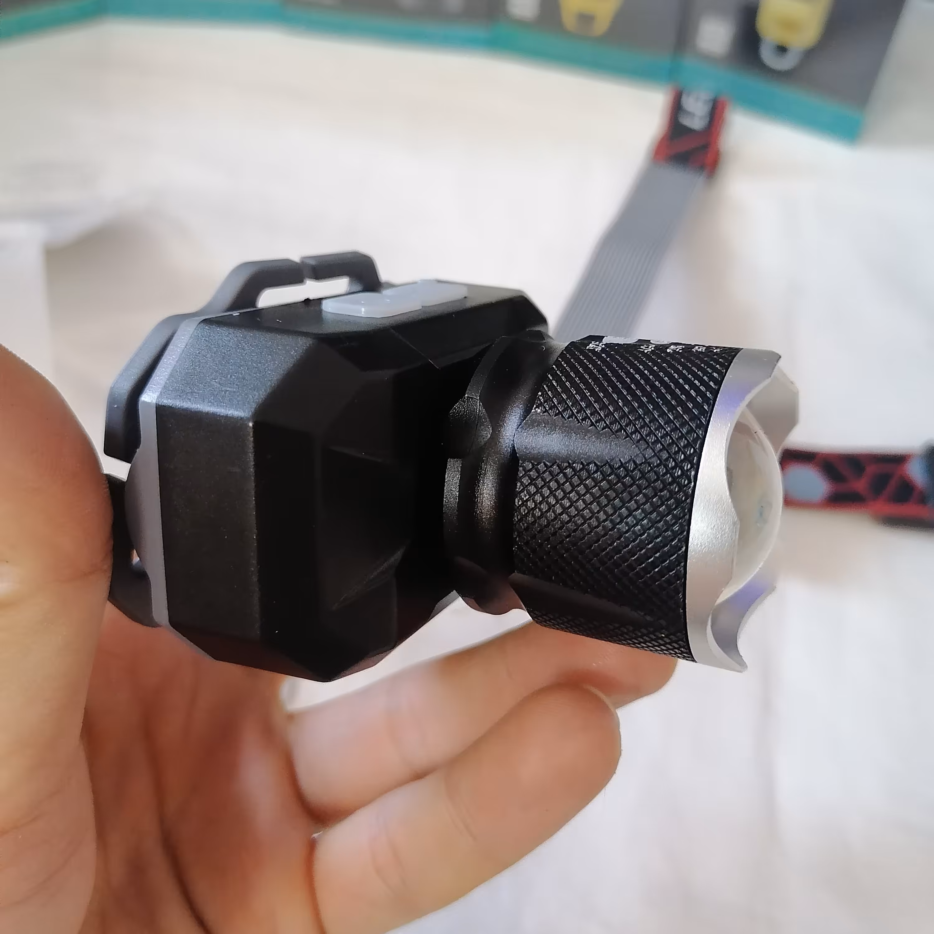 چراغ پیشانی حرفه ای  شارژی هدلایت با دو رنگ نور سفید و آبی و قابلیت زوم موجود در فروشگاه قشمی شاپ instagram Qeshmishop