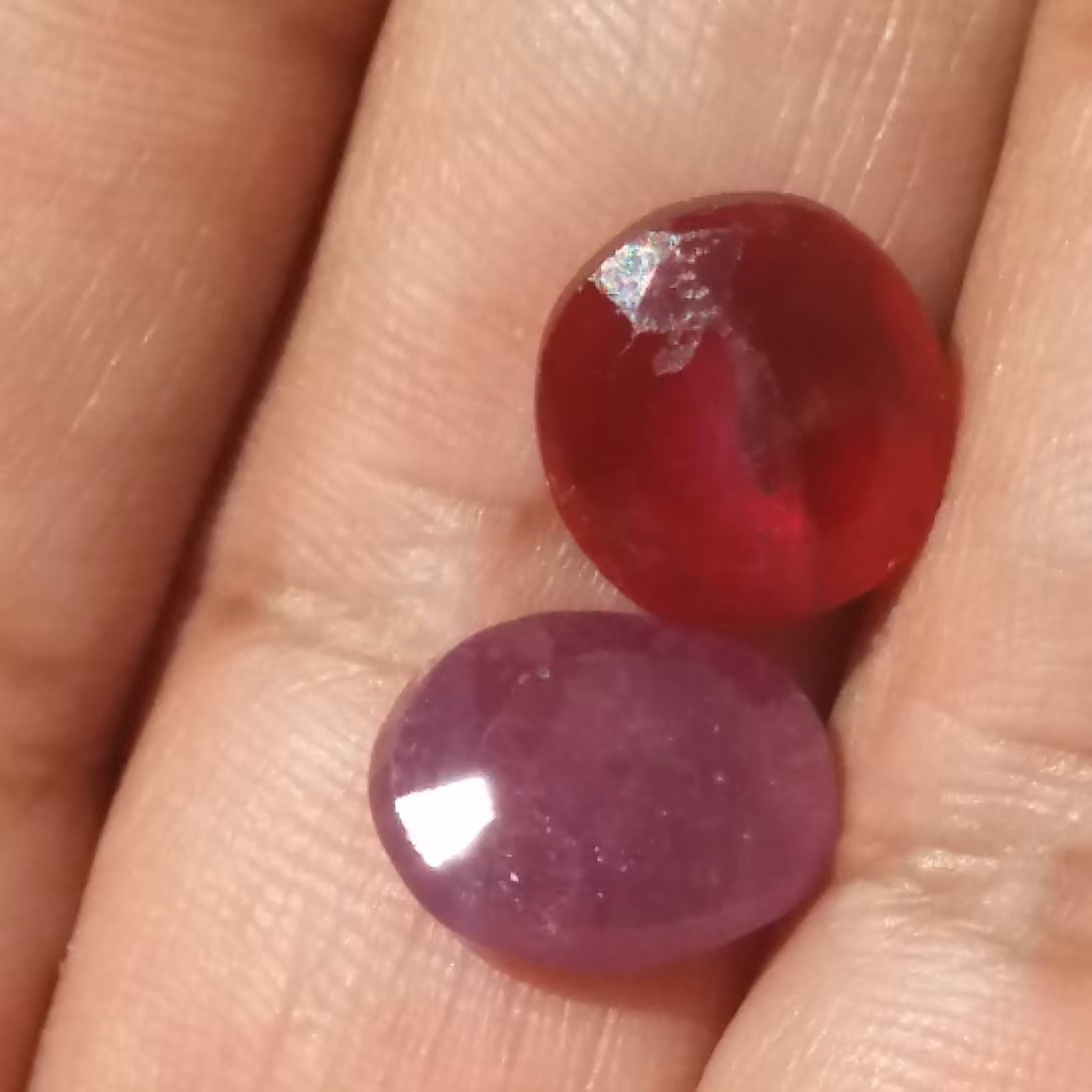 نگین یاقوت سرخ  با سختی بالا  یکی از نگینها خط تقارن  روش افتاده به همین  خاطر ز