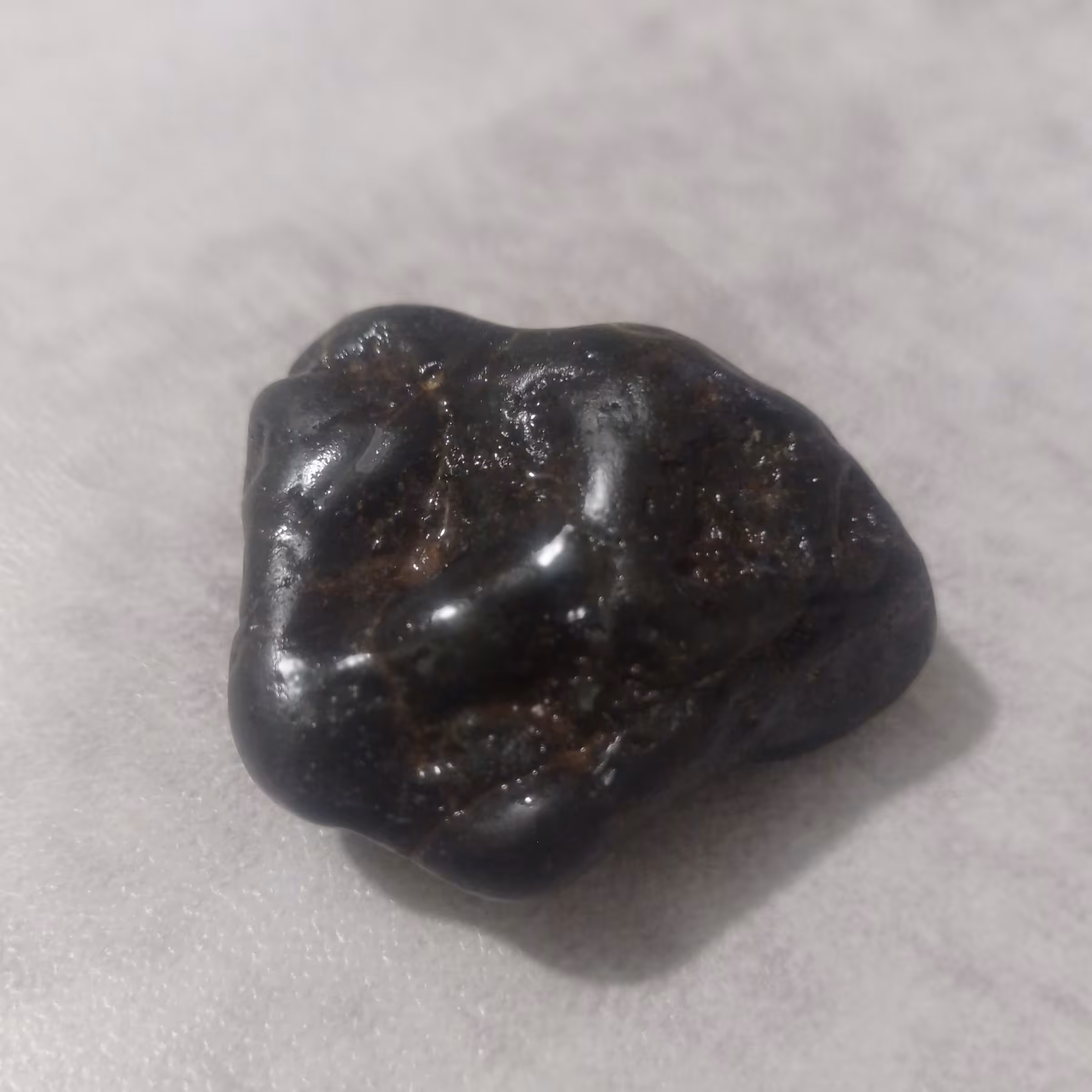 یک عدد باسالت اسلاید اول و یک عدد مگنتیت اسلاید دوم بسیار زیبا و دارایه جذب اهن ربا مناسب برایه کلکسیون و دکور 