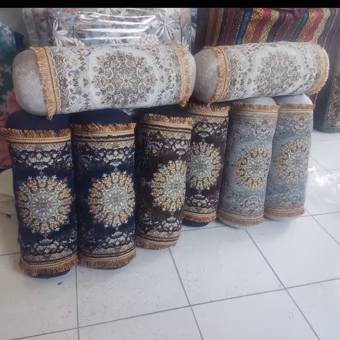 پشتی سنتی گرد لوله ای در شش رنگ طوسی کرمی زرشکی آبی سورمه ای و قهوه ای 
سایر 20 در 80
جنس مخمل شانل
قیمت برای یک عدد