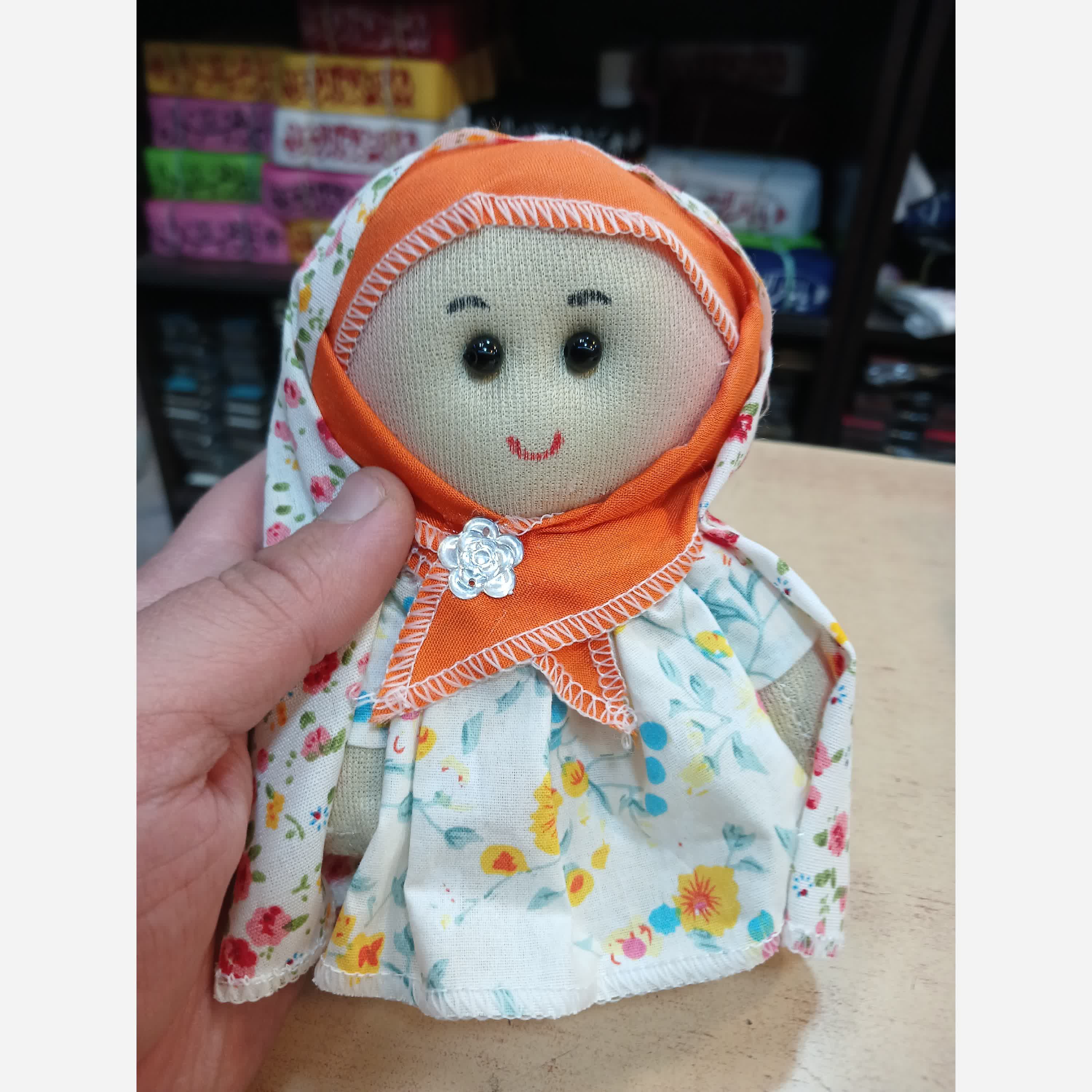 عروسک دخترانه کوچک با چادر