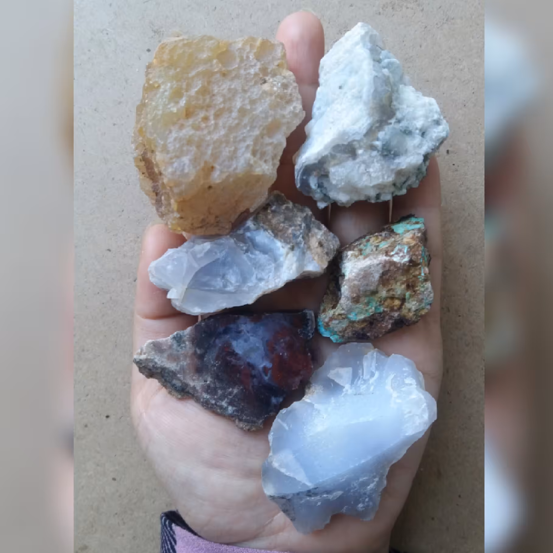 سنگهای عقیق کلکسیونی و اصل با خواص بسیار  شامل عقیق آبدار و قندیلی  و آبی رنگ و یک تکه کوچک فیروزه  معدنی و اصل