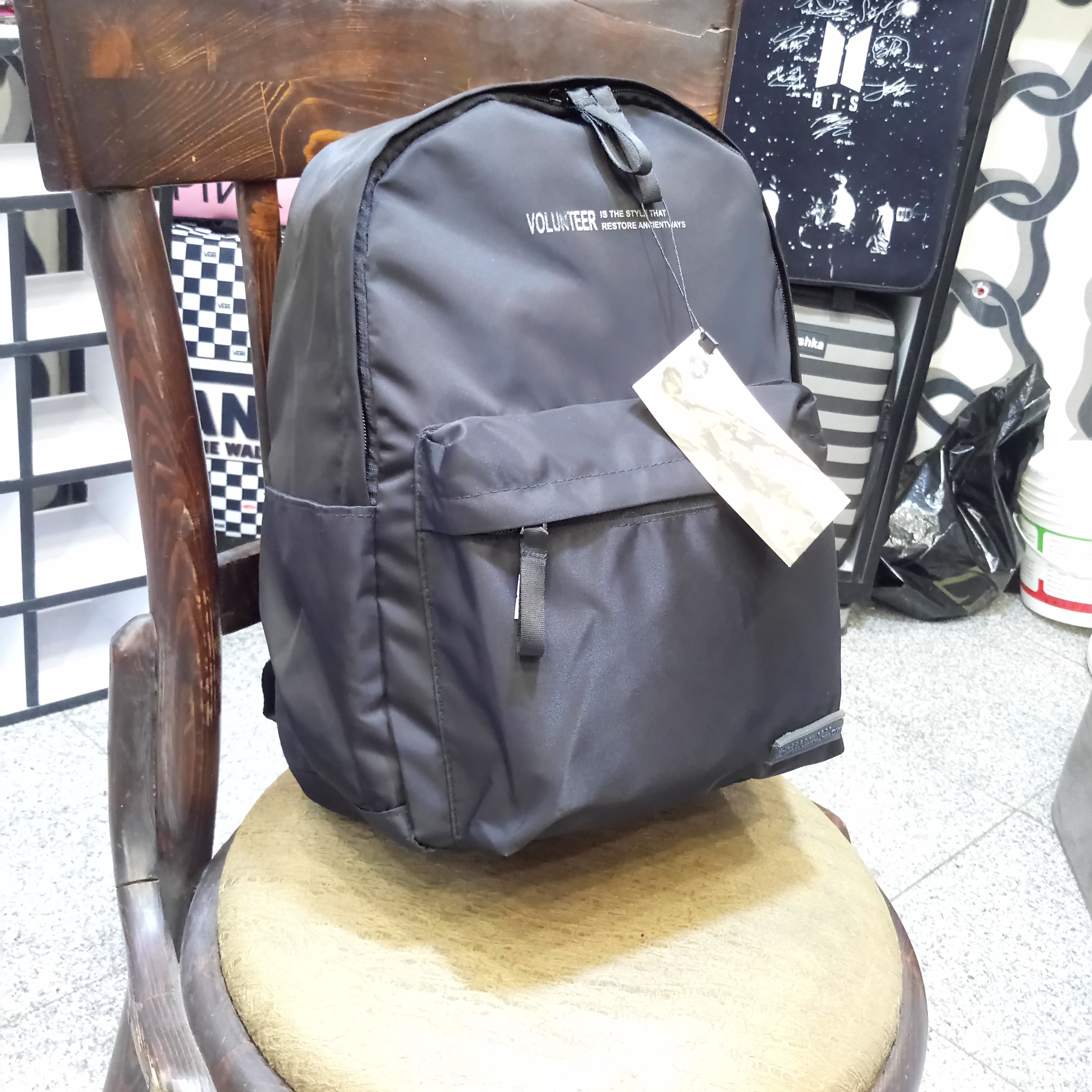 کوله پشتی جنس خوب و عمری جادار و با کیفیت کوله پشتی ساده و با کیفیت کوله پشتی استاندارد برای گودی کمر کوله مشکی ساده