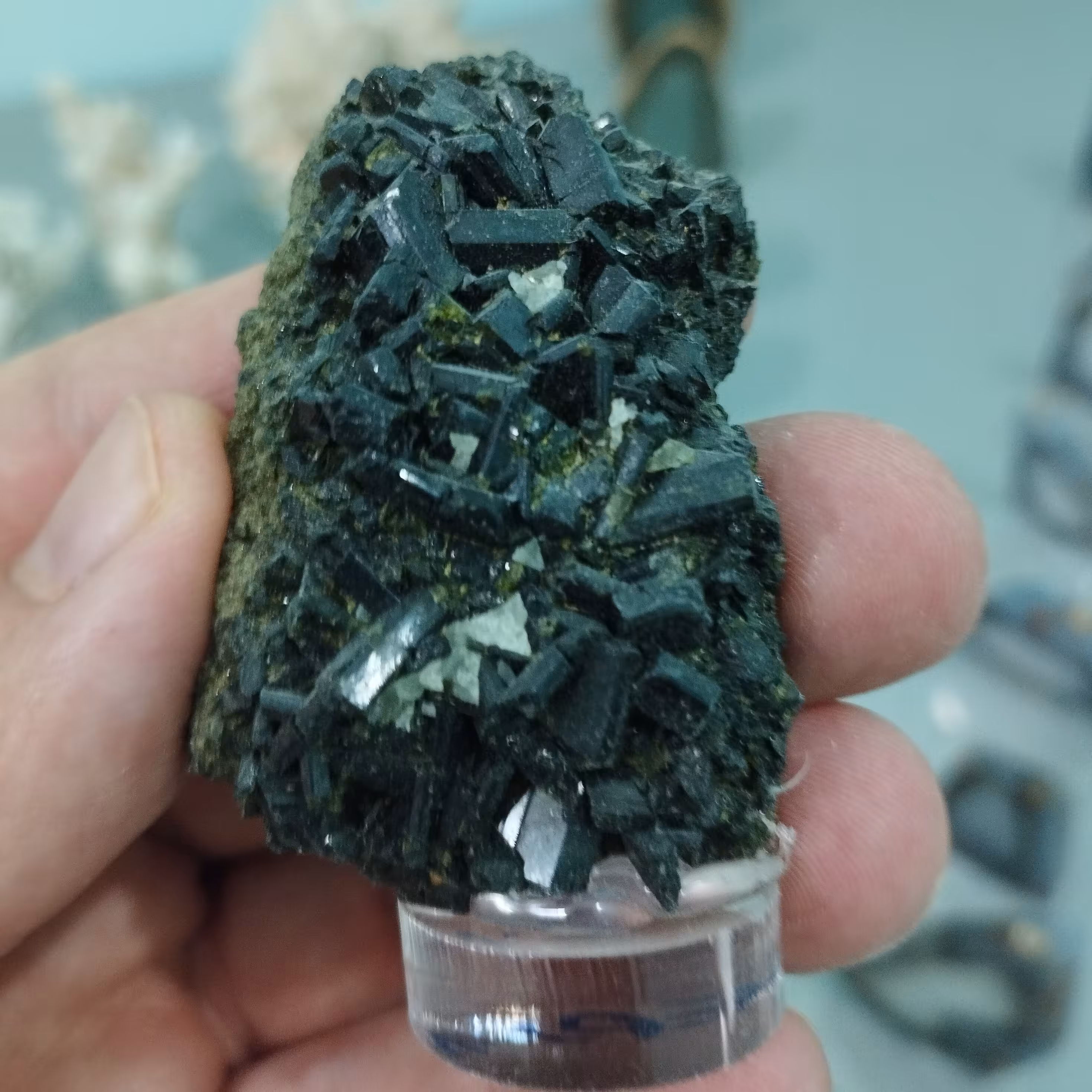 کلکسیونی اپیدوت قد 6سانتیمتر پهنا 5سانتیمتر. پایه دار 