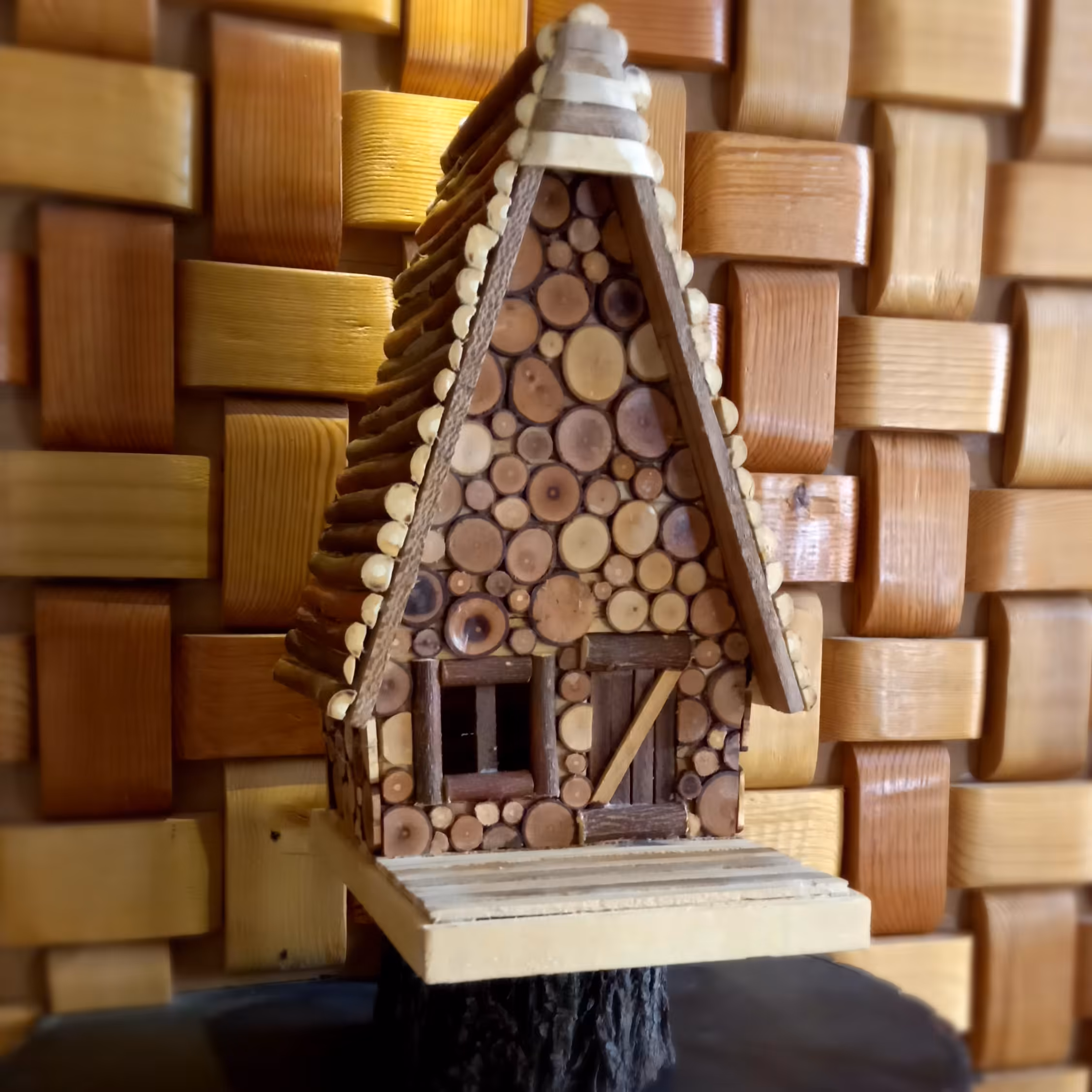 استند نور پردازی شده دکوری طرح کلبه تماما ساخته شده با چوب طبیعی(پس کرایه)