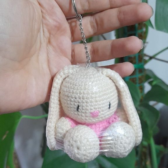 خرگوش بافتنی بامزه رنگ لباس صورتی . امکان استفاده جاکلیدی و کیف مدرسه و ...
