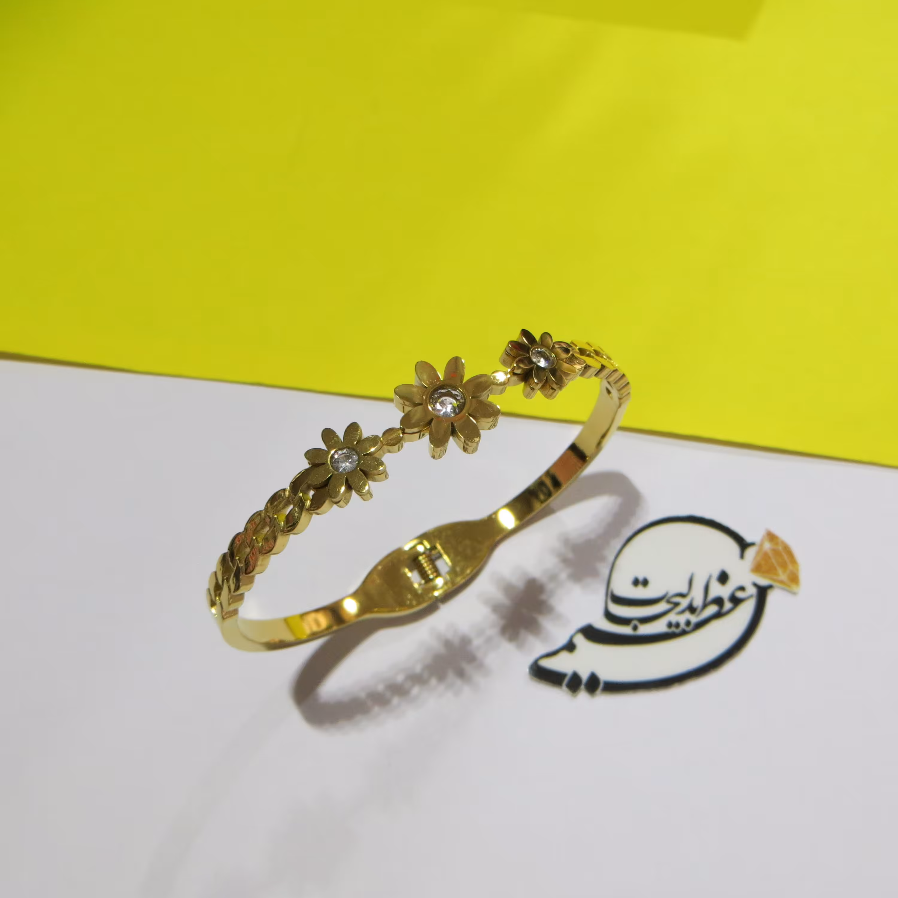 دستبند تک پوش  فنری باز شونده ظریف و زیبا  استیل درجه یک روکش طلا  با پلاک 3 گل 
