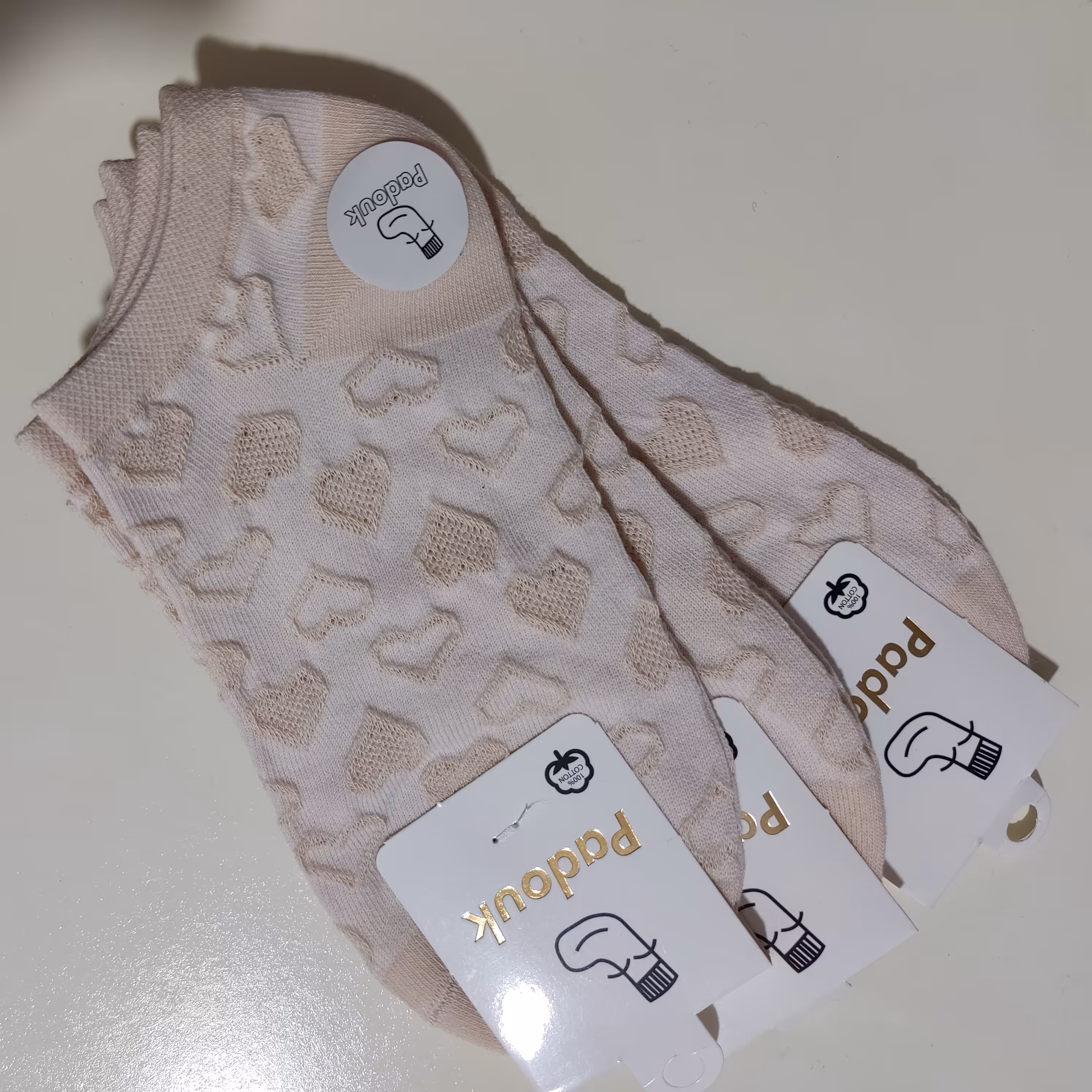 جوراب طرح قلب برجسته رنگ کرمی جنس عالی مناسب همه فصل ها و همه سنین