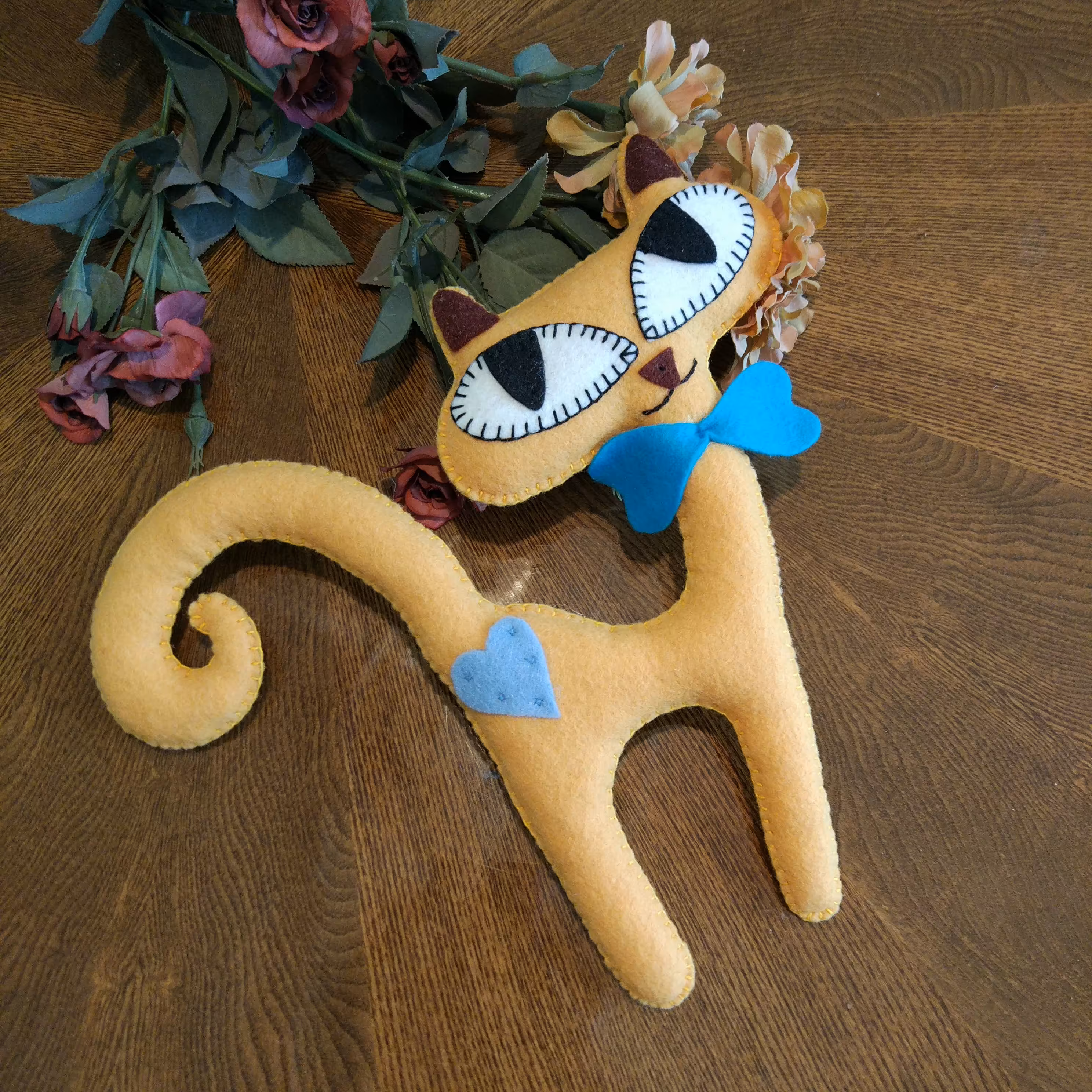 عروسک نمدی دست دوز طرح گربه اشرافی 1