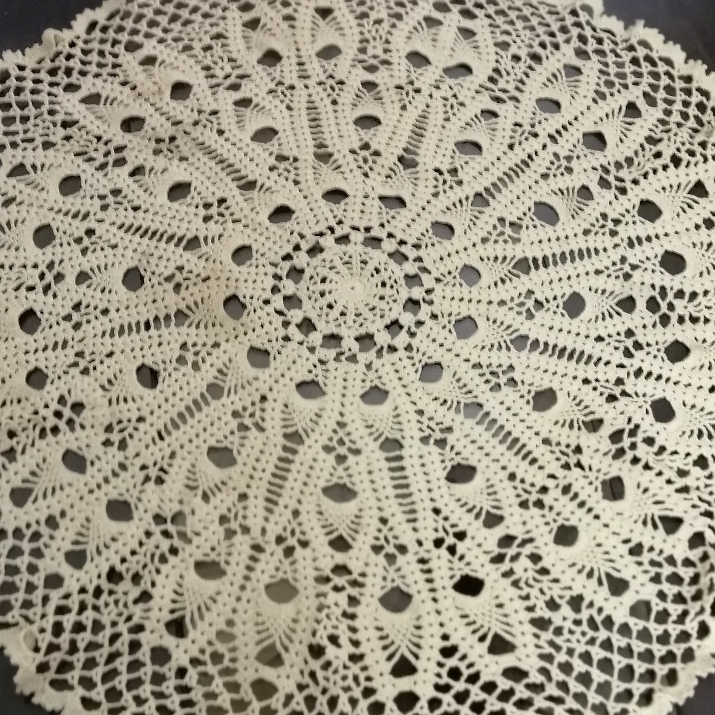 رومیزی گرد اندازه 60 رنگ کرم