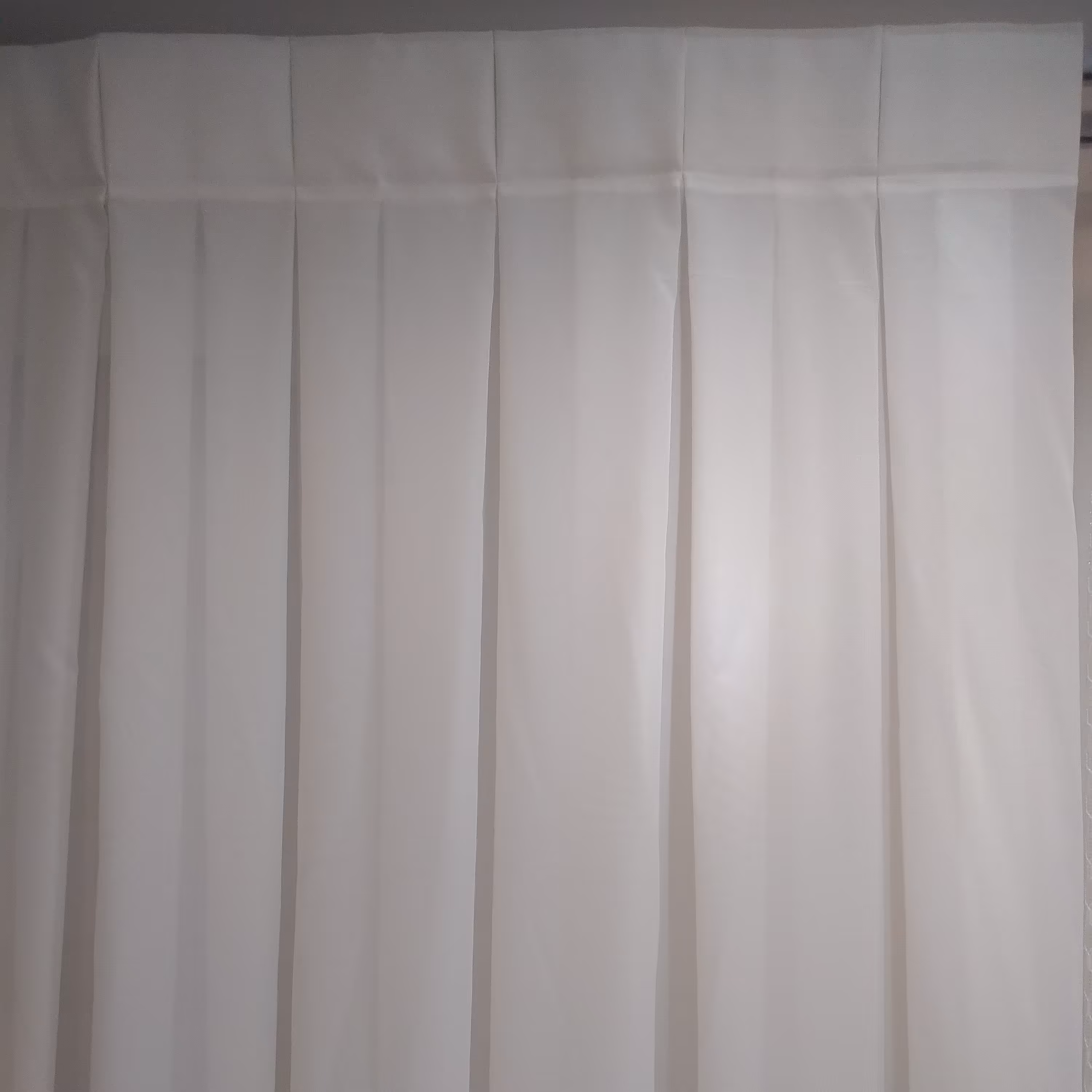 حریر الگانت درجه 1 برای پنجره 5.5متری دوخته شده به صورت پلیسه دوخت در قد 2.80