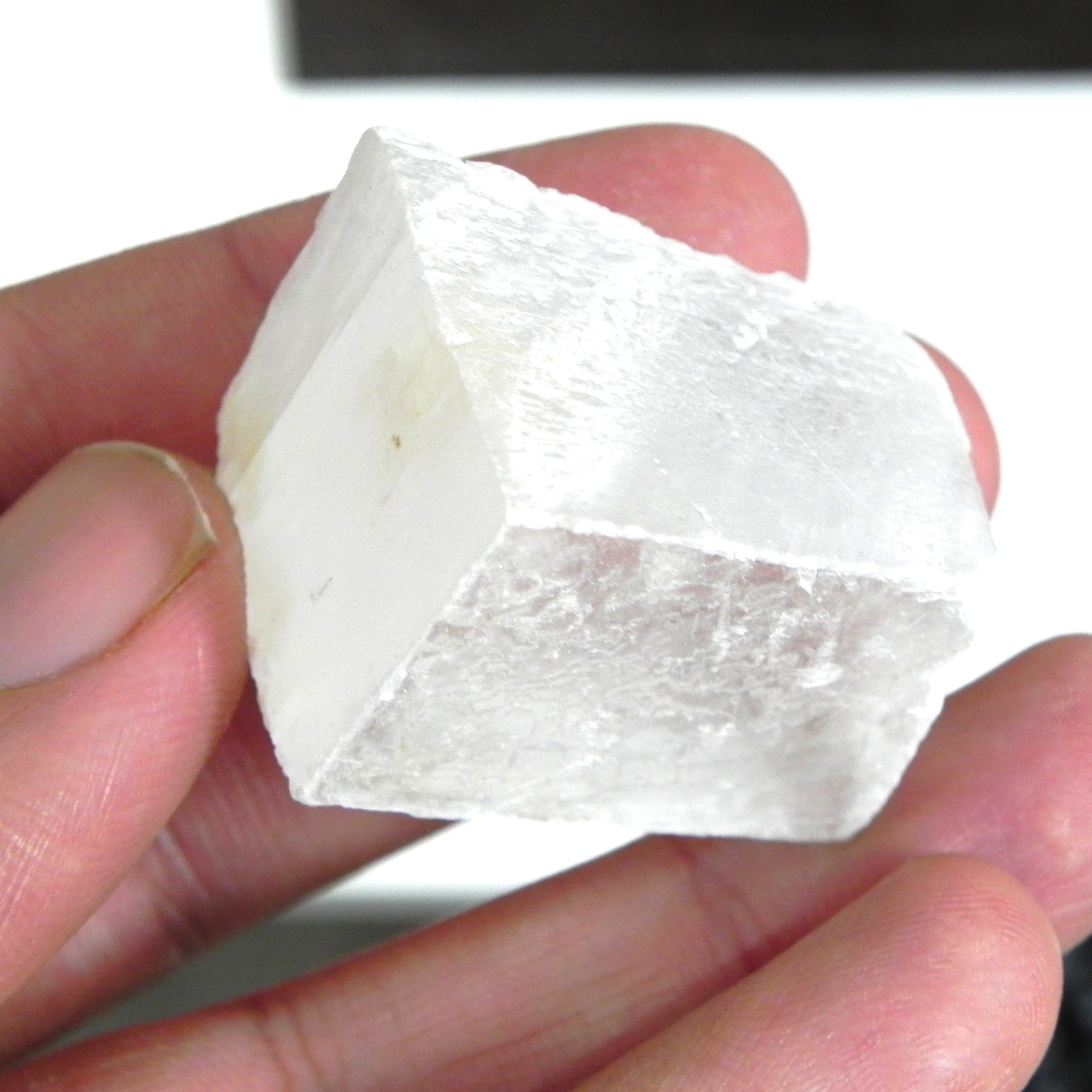 b20 سنگ راف  ژیپس شفاف مکعبی طبیعی معدنی35گرم3.5سانت کلکسیونی