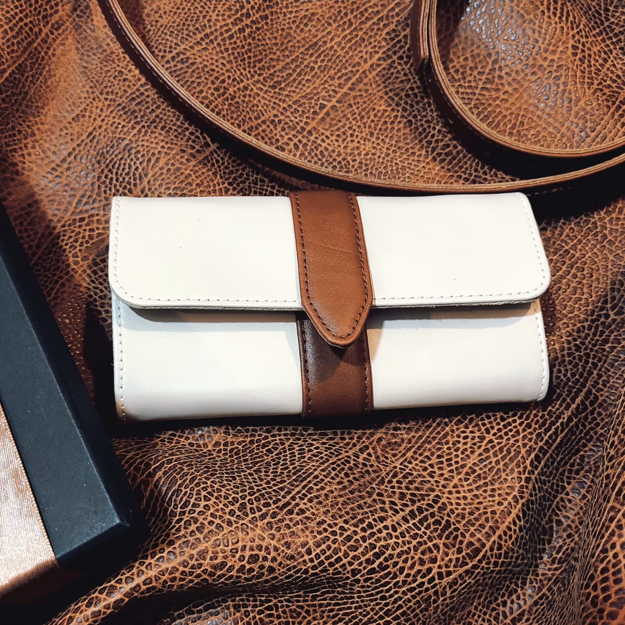 کیف چرم دوشی پاسپورتی دخترانه