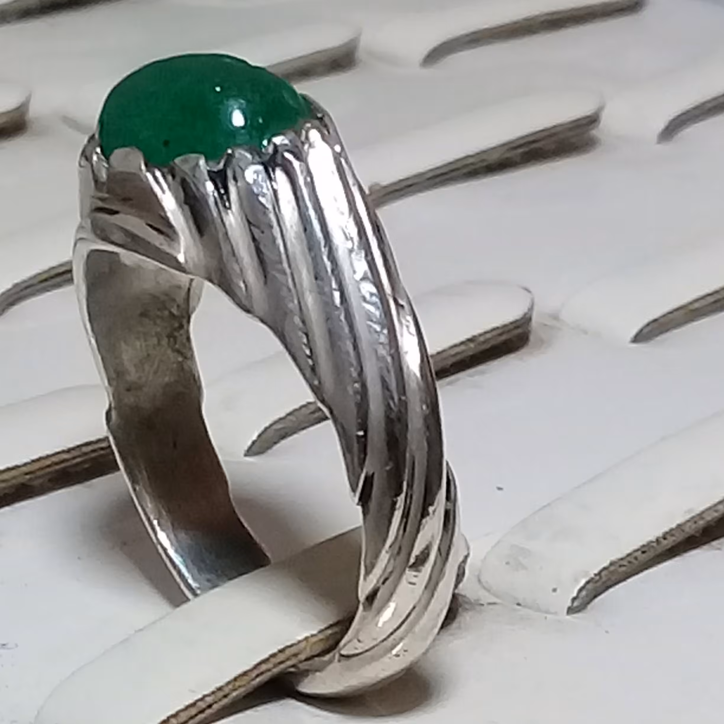 انگشتر کهنه دستساز قدیمی  یشم زمردی سبز طبیعی 