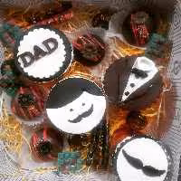 کاپ کیک شکلاتی با تزیین فوندانتی وبمب شکلاتی با پودر هات چاکلت ومارشمالو ومینی تبلت  شکلاتی و چوب شور شکلاتی سفارش مشتری