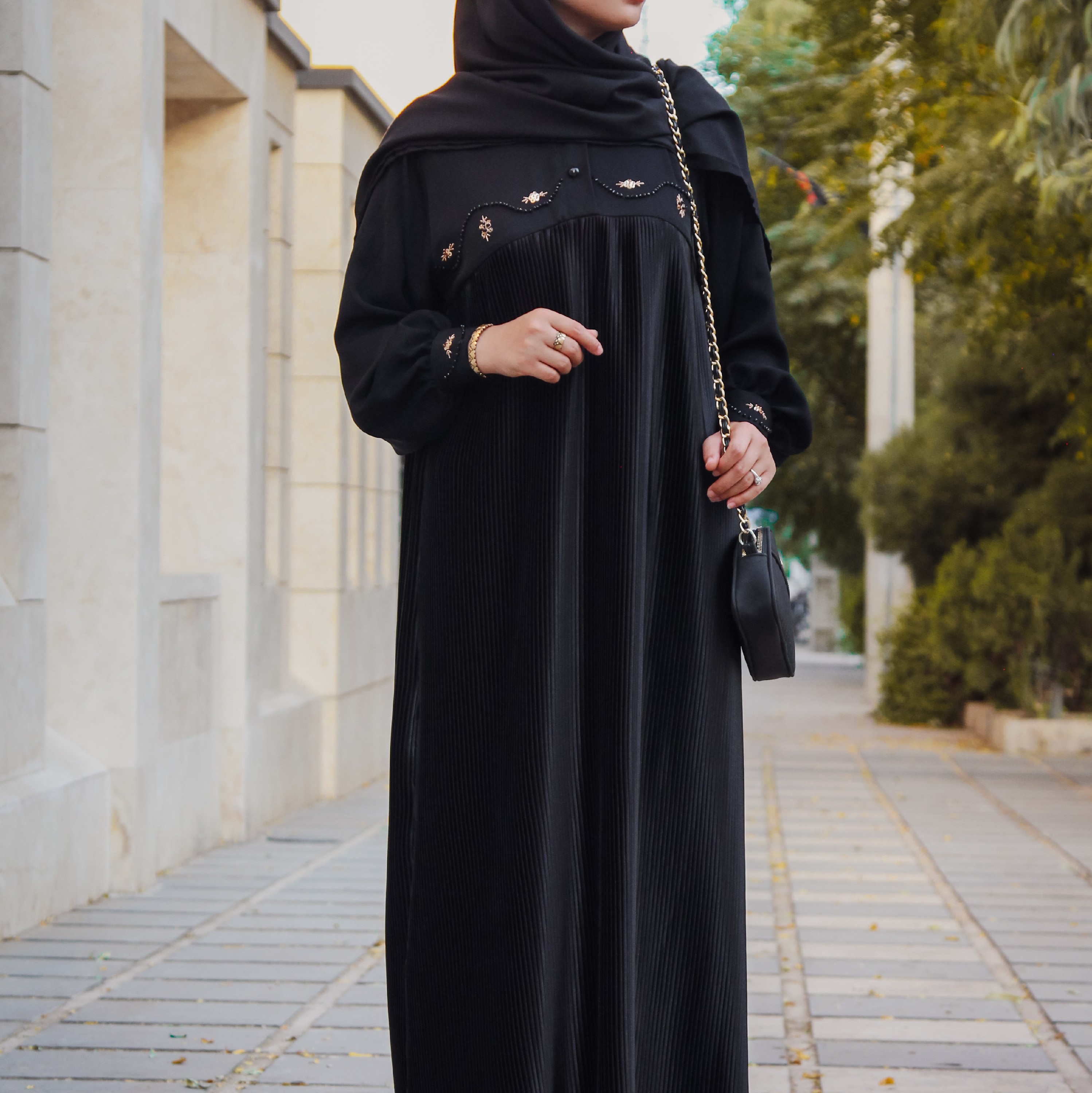 مانتو عبایی جواهر دوزی شده و جلو سینه پلیسه