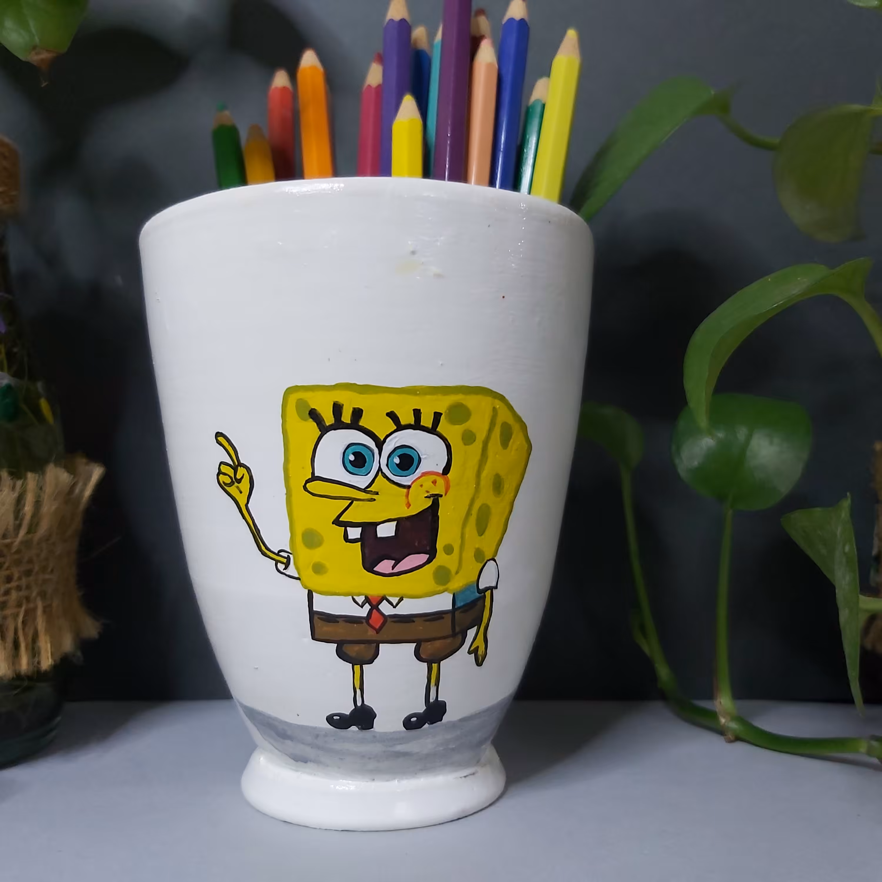 قلمدان فانتزی کودکانه ارتفاع تقریبی 11سانتیمتر طرح باب اسفنجی طراحی شده با دست و قابل شستشو