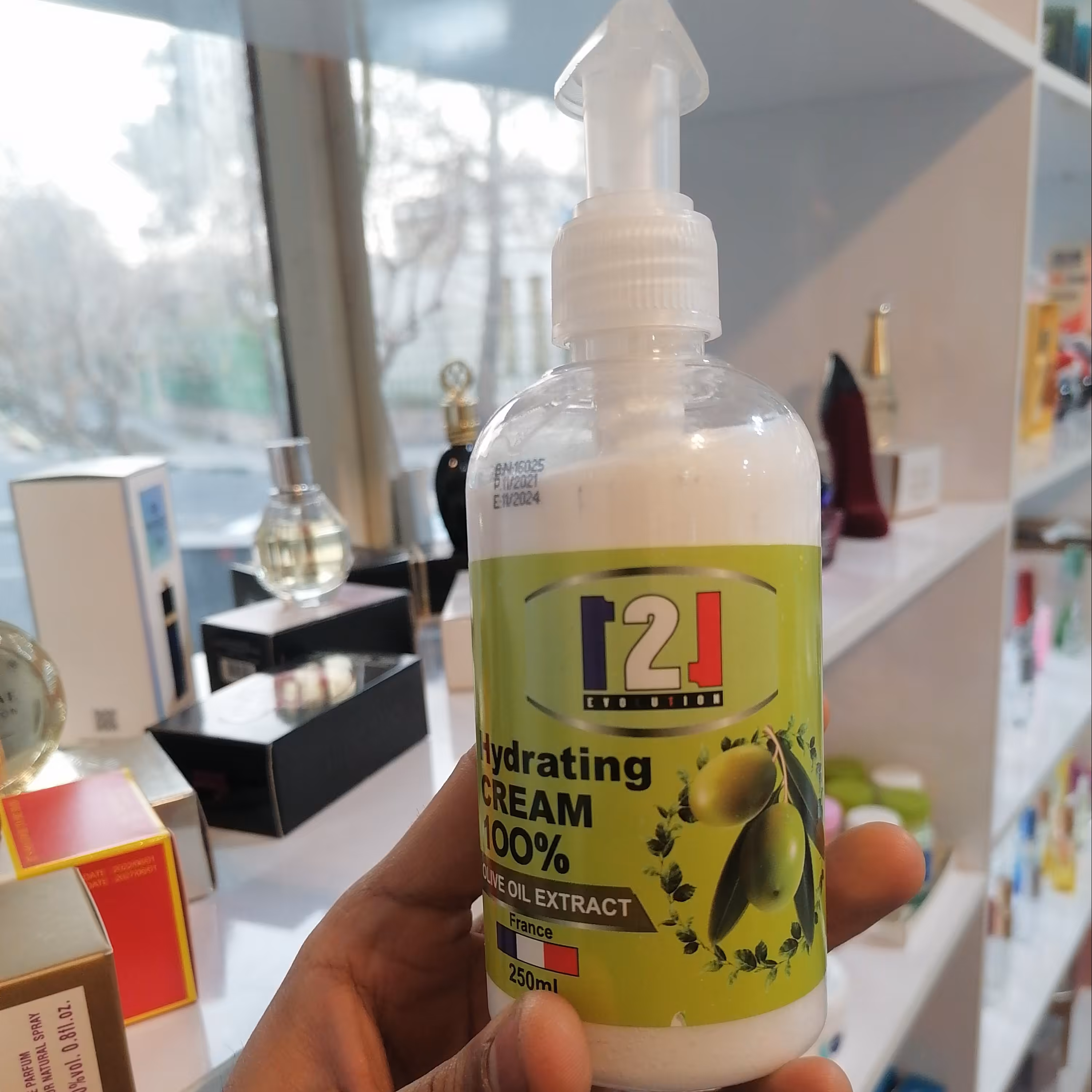 کرم آبرسان 121 حاوی عصاره زیتون (مناسب برای انواع پوست )