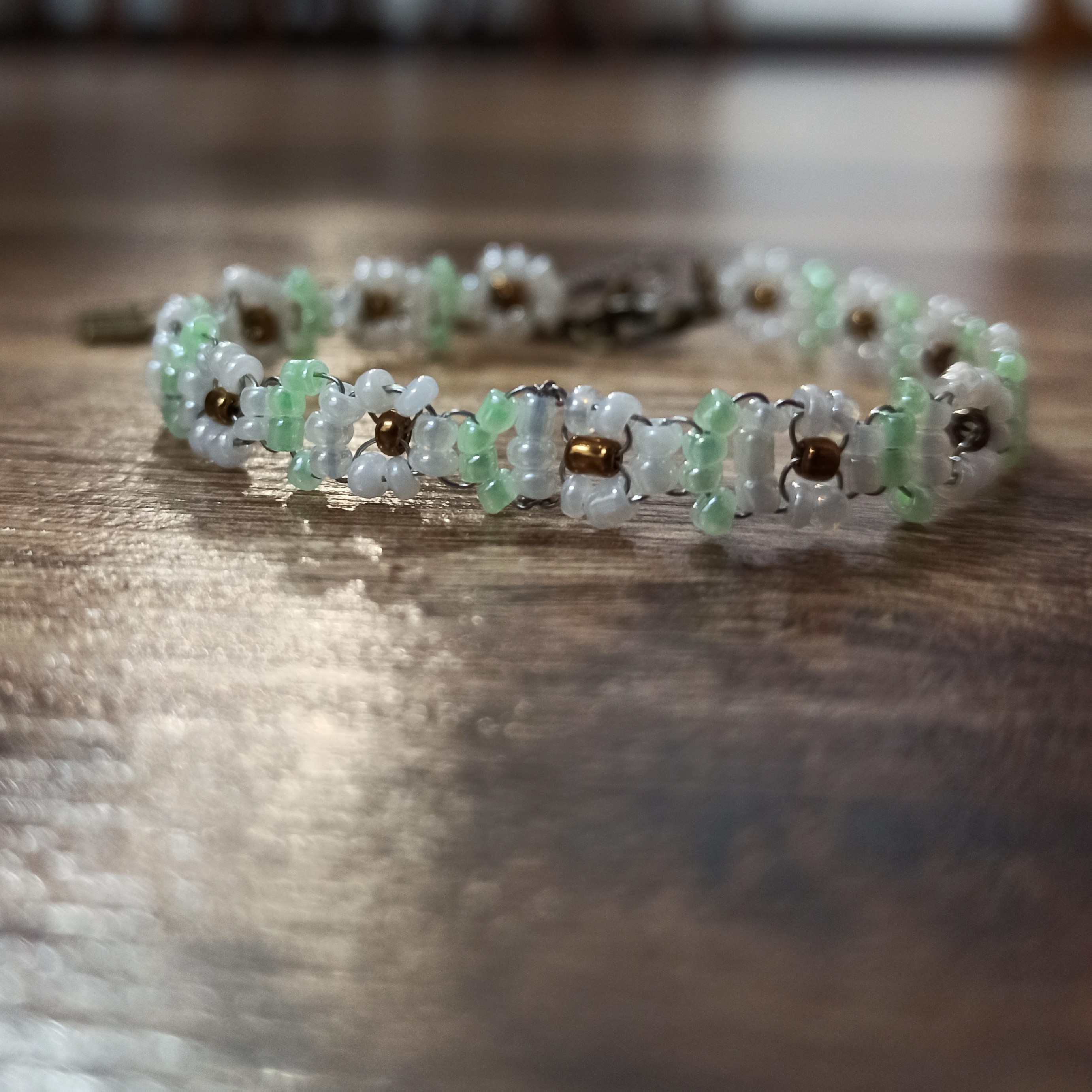 دستبند منجوق مرواریدی سفید مدل گل بابونه