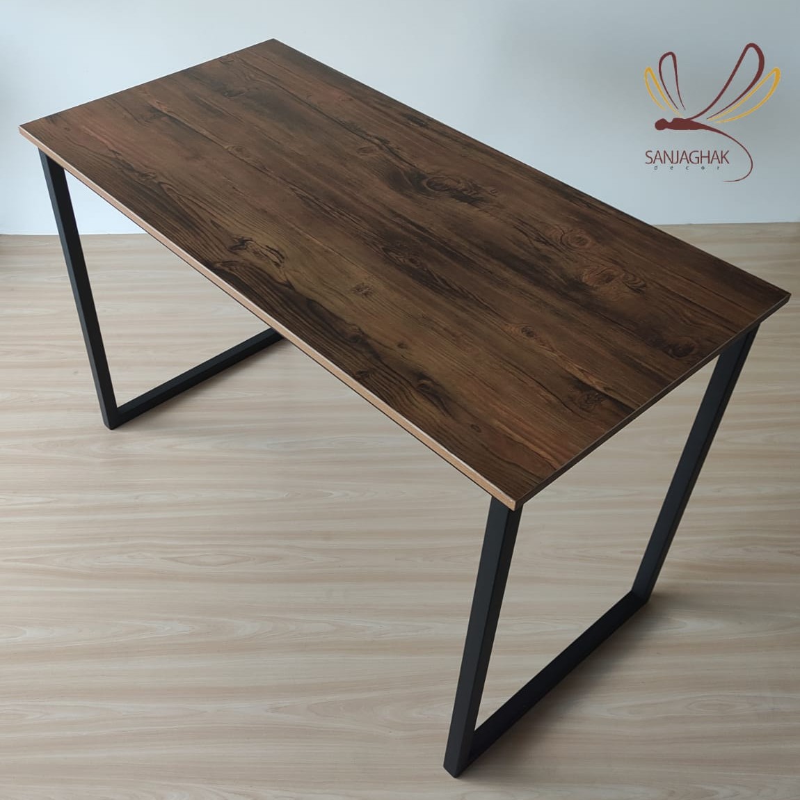 میز تحریر وکامپیوتر